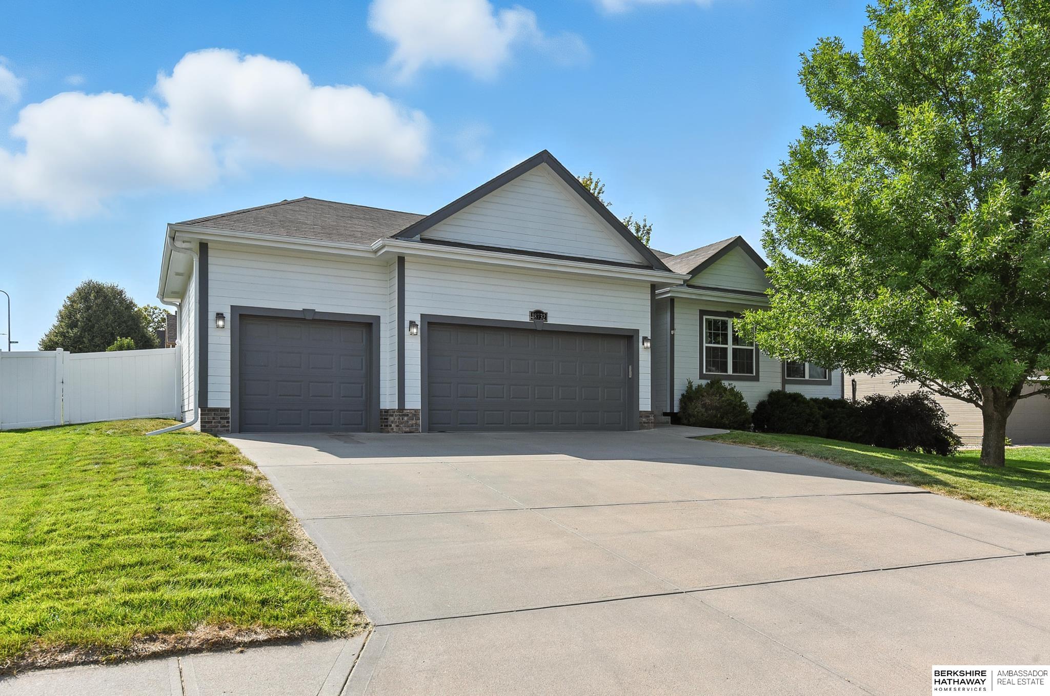 Omaha, Nebraska 68136, United States, 4 Bedrooms Bedrooms, ,3 BathroomsBathrooms,Residential,Pending,199051