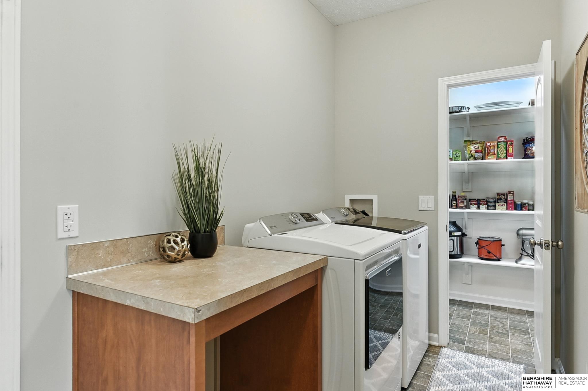 Omaha, Nebraska 68136, United States, 4 Bedrooms Bedrooms, ,3 BathroomsBathrooms,Residential,Pending,199051