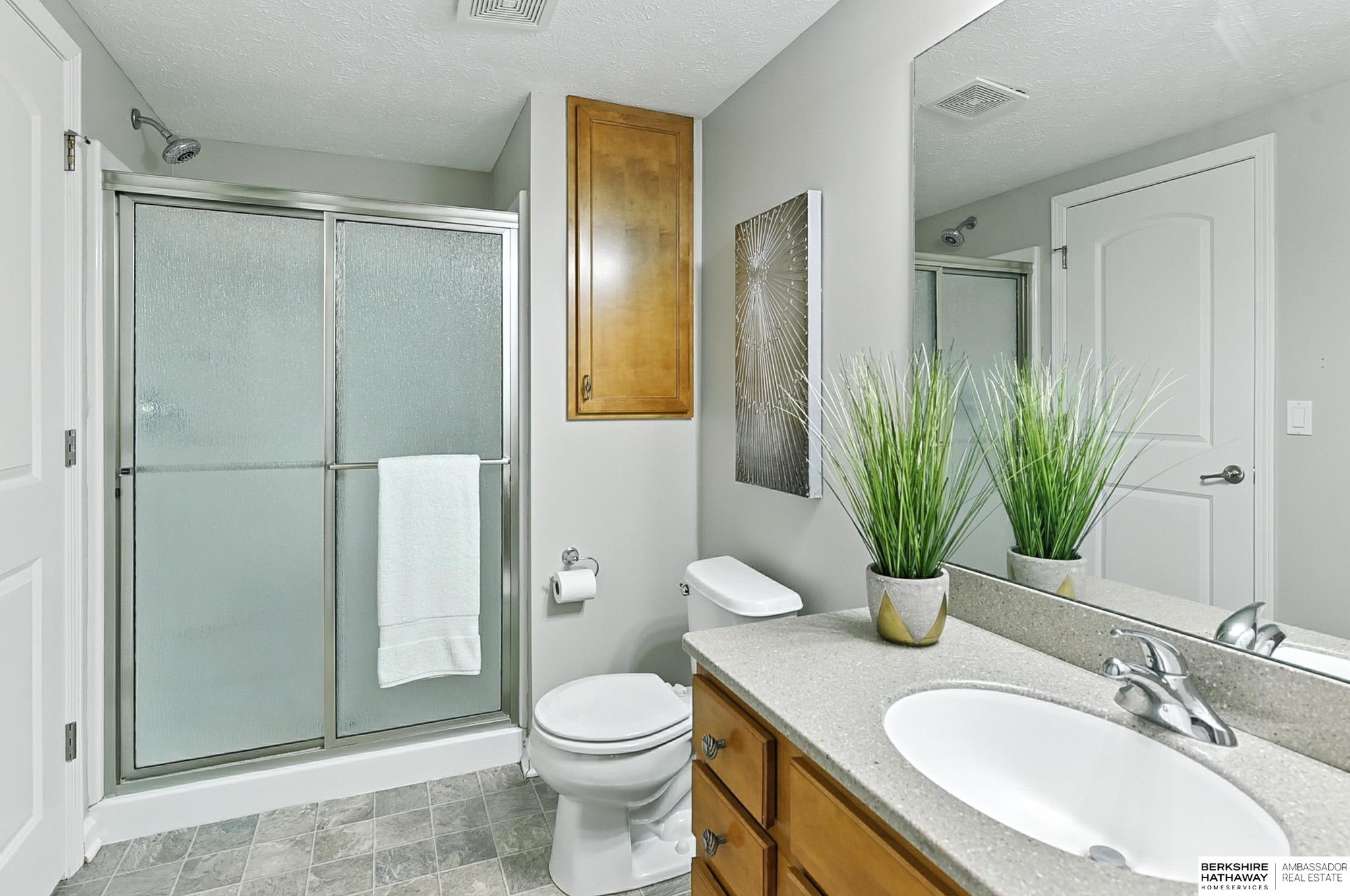 Omaha, Nebraska 68136, United States, 4 Bedrooms Bedrooms, ,3 BathroomsBathrooms,Residential,Pending,199051