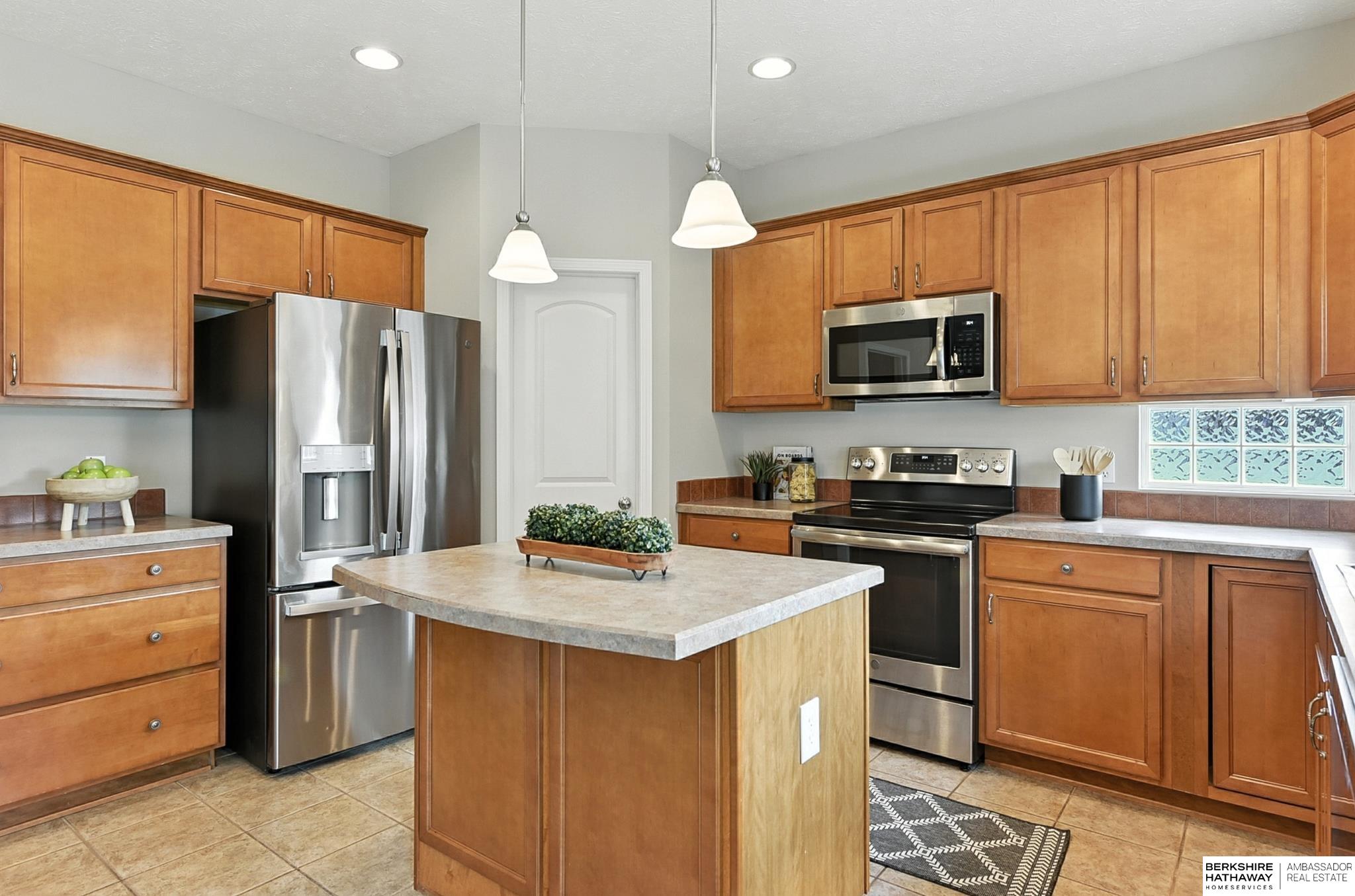 Omaha, Nebraska 68136, United States, 4 Bedrooms Bedrooms, ,3 BathroomsBathrooms,Residential,Pending,199051