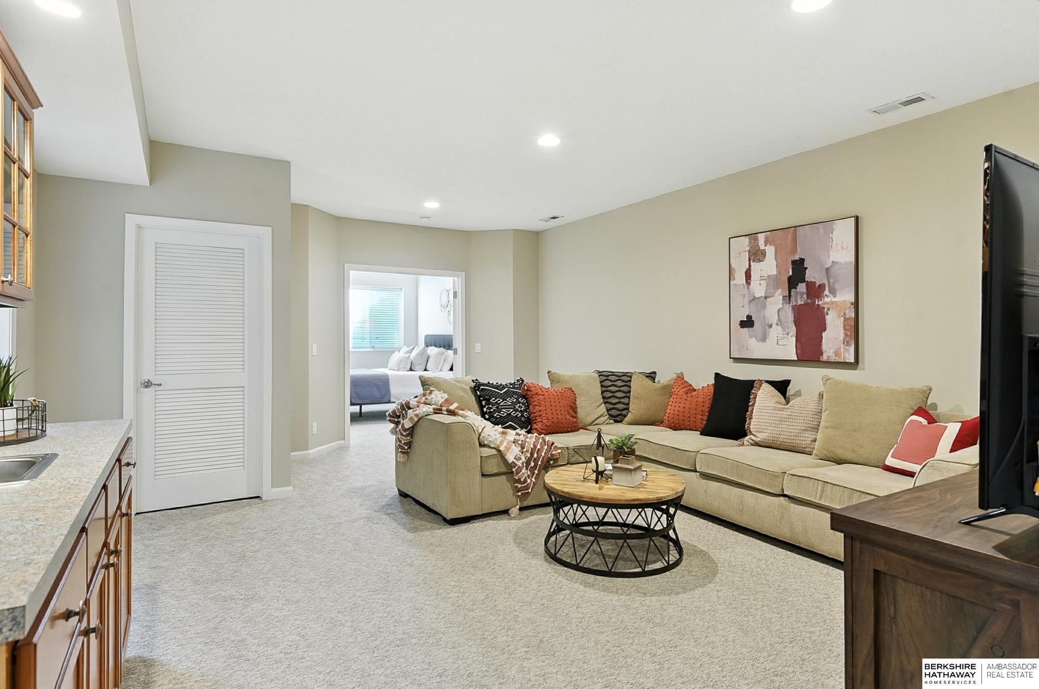 Omaha, Nebraska 68136, United States, 4 Bedrooms Bedrooms, ,3 BathroomsBathrooms,Residential,Pending,199051