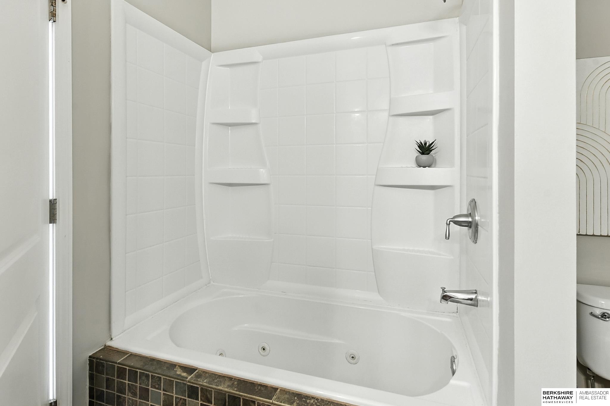 Omaha, Nebraska 68136, United States, 4 Bedrooms Bedrooms, ,3 BathroomsBathrooms,Residential,Pending,199051