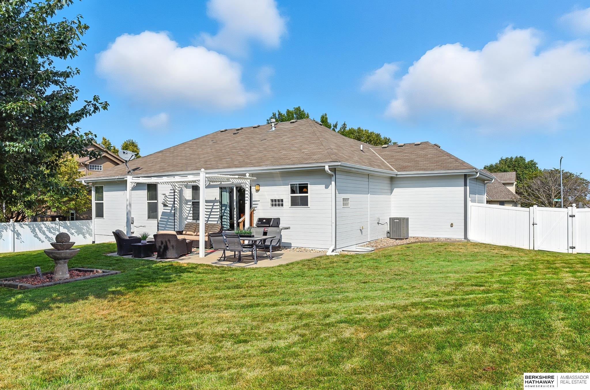 Omaha, Nebraska 68136, United States, 4 Bedrooms Bedrooms, ,3 BathroomsBathrooms,Residential,Pending,199051