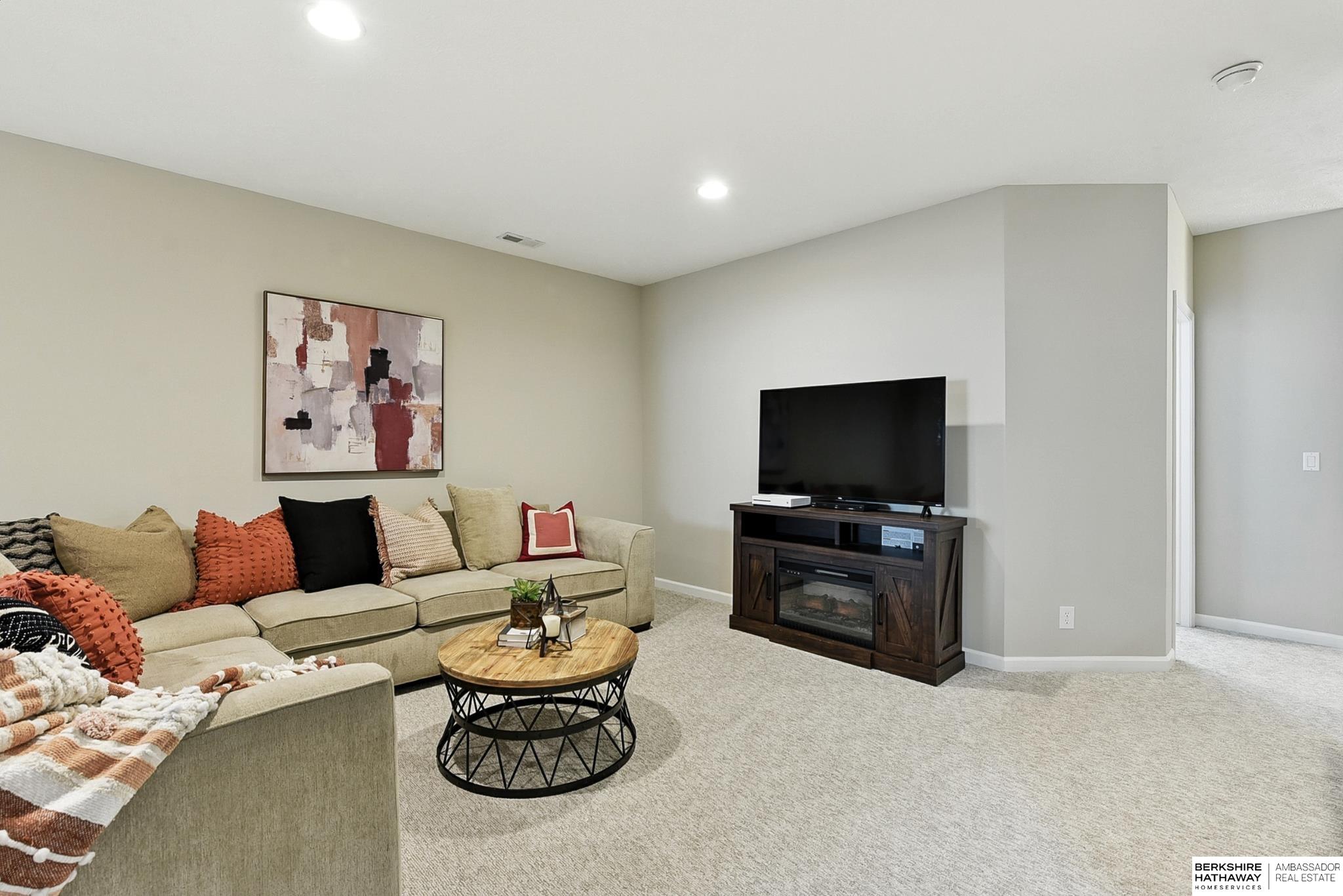 Omaha, Nebraska 68136, United States, 4 Bedrooms Bedrooms, ,3 BathroomsBathrooms,Residential,Pending,199051