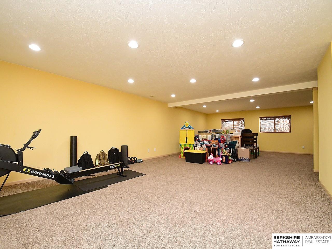 Papillion, Nebraska 68046, United States, 5 Bedrooms Bedrooms, ,3 BathroomsBathrooms,Residential,Pending,111467