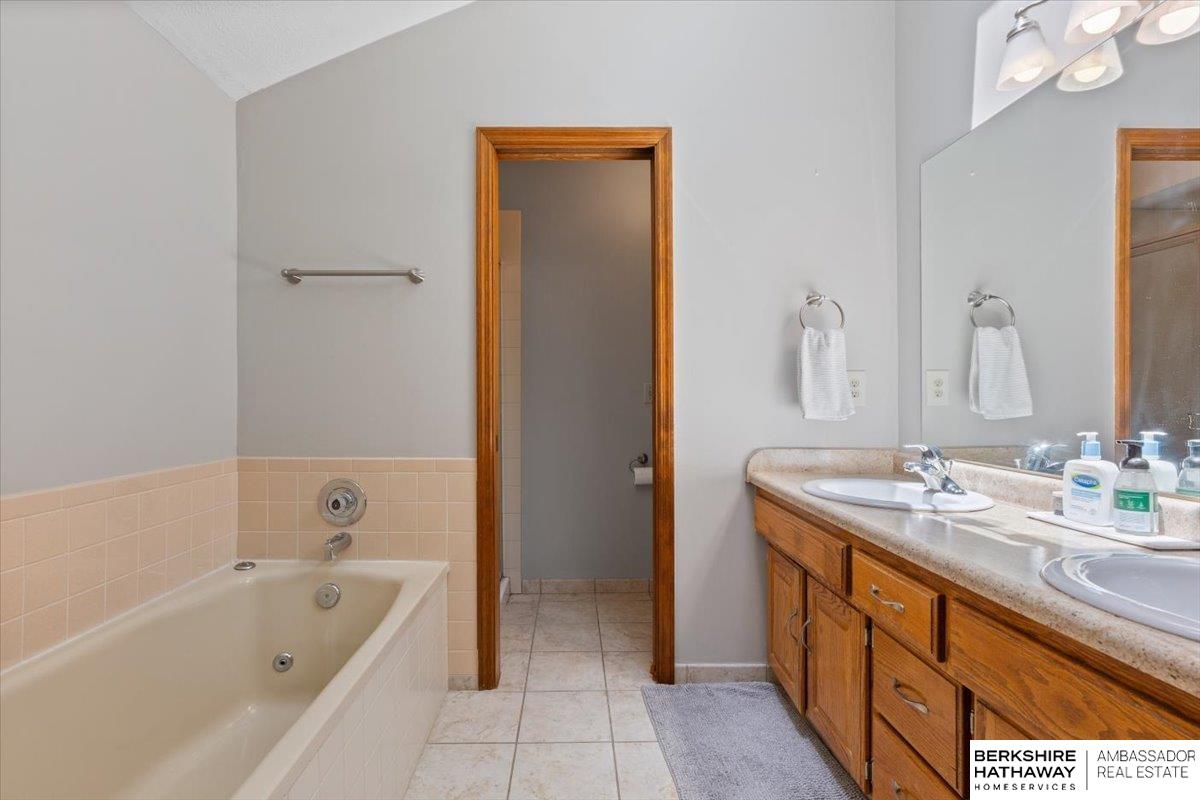 Omaha, Nebraska 68154, United States, 4 Bedrooms Bedrooms, ,3 BathroomsBathrooms,Residential,Active,154642