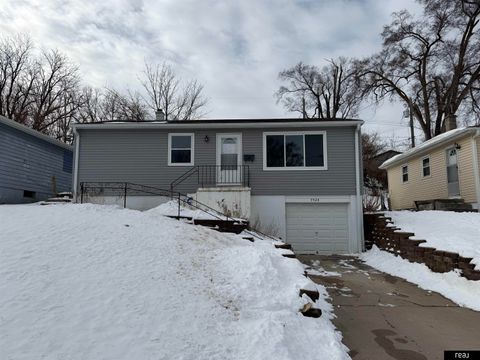 Photo of 7524 N 34th Street, Omaha, NE 68112 (MLS # 22604922)
