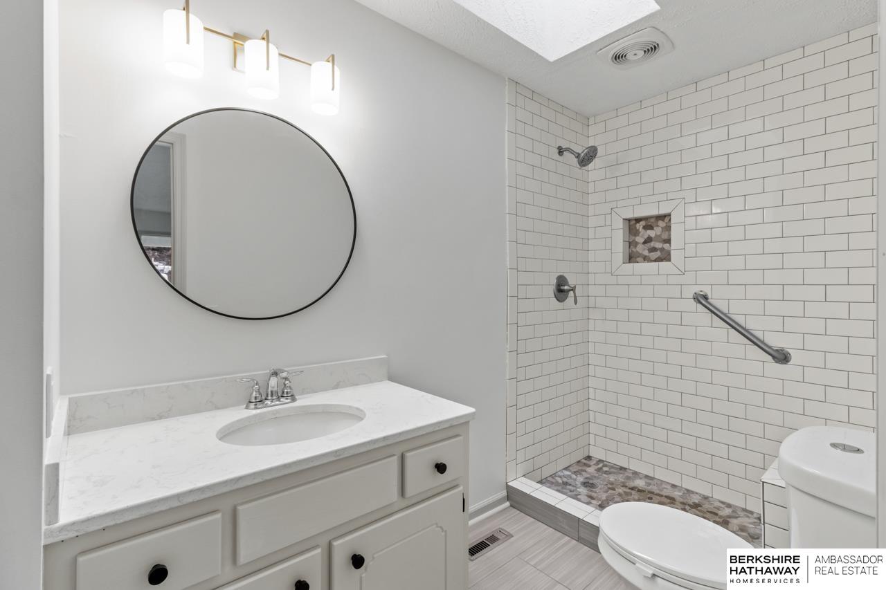 Omaha, Nebraska 68108, United States, 2 Bedrooms Bedrooms, ,2 BathroomsBathrooms,Residential,Pending,135899