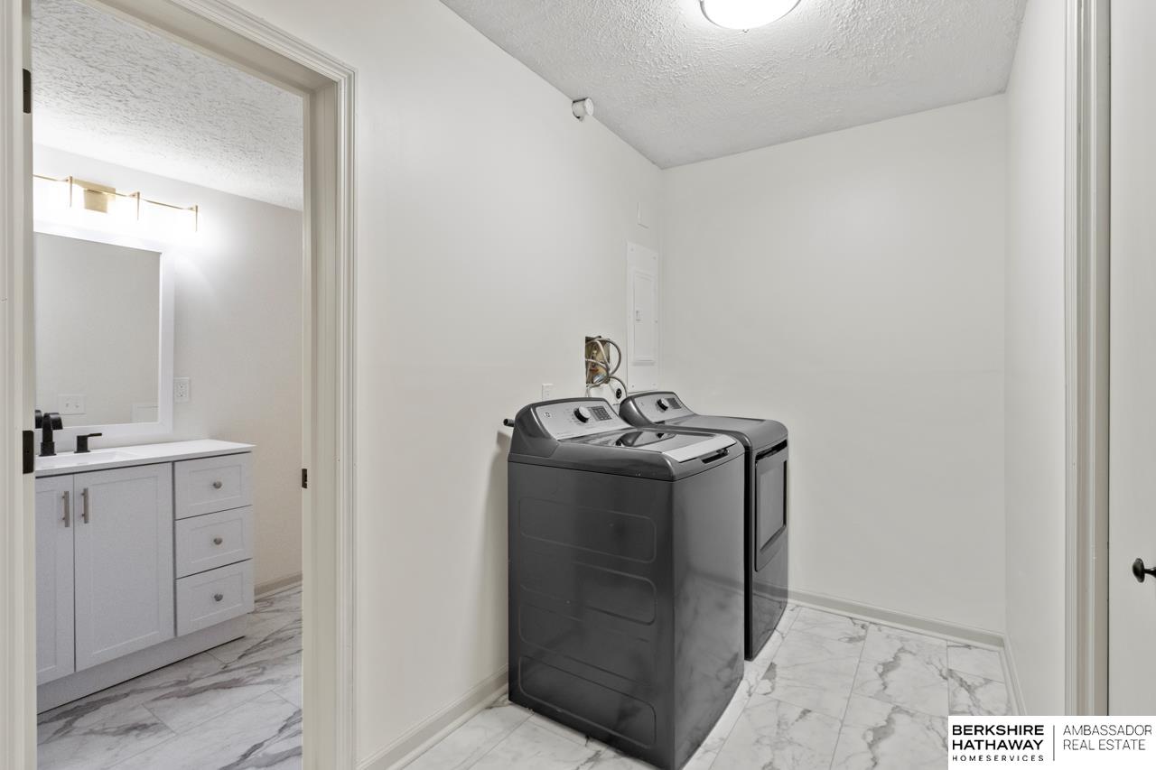 Omaha, Nebraska 68108, United States, 2 Bedrooms Bedrooms, ,2 BathroomsBathrooms,Residential,Pending,135899