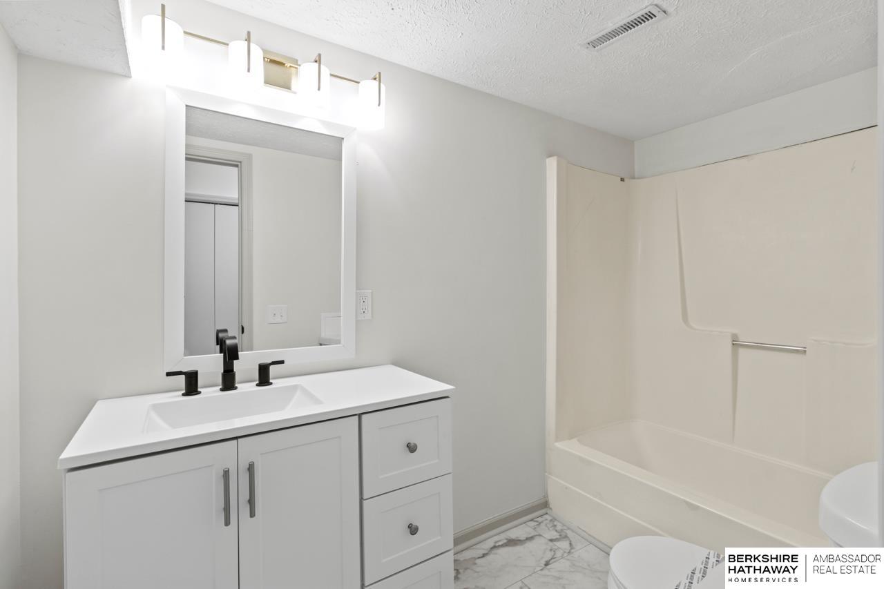 Omaha, Nebraska 68108, United States, 2 Bedrooms Bedrooms, ,2 BathroomsBathrooms,Residential,Pending,135899