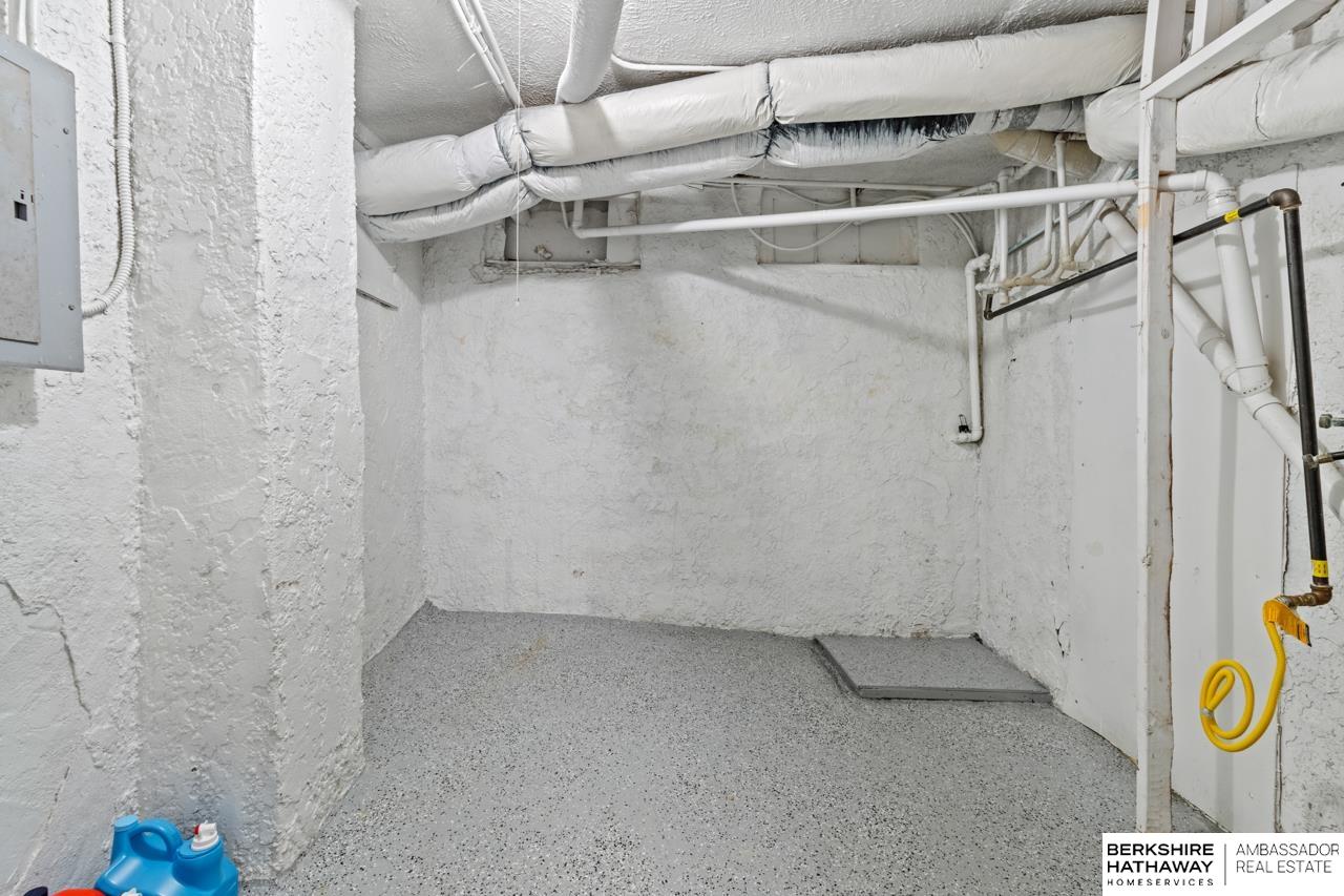 Omaha, Nebraska 68108, United States, 5 Bedrooms Bedrooms, ,3 BathroomsBathrooms,Residential,Active,240046