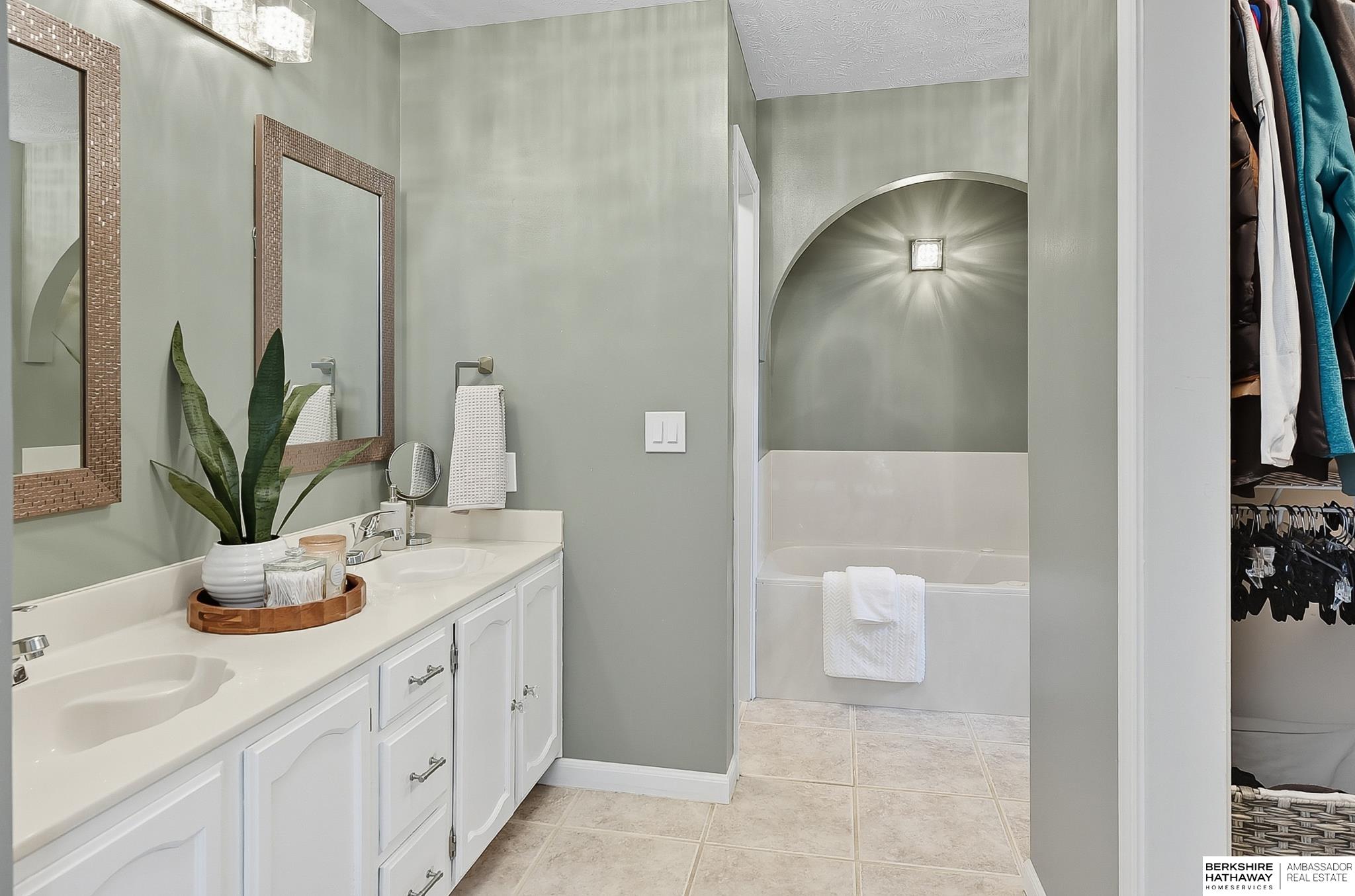 Omaha, Nebraska 68137, United States, 4 Bedrooms Bedrooms, ,3 BathroomsBathrooms,Residential,Active,217689