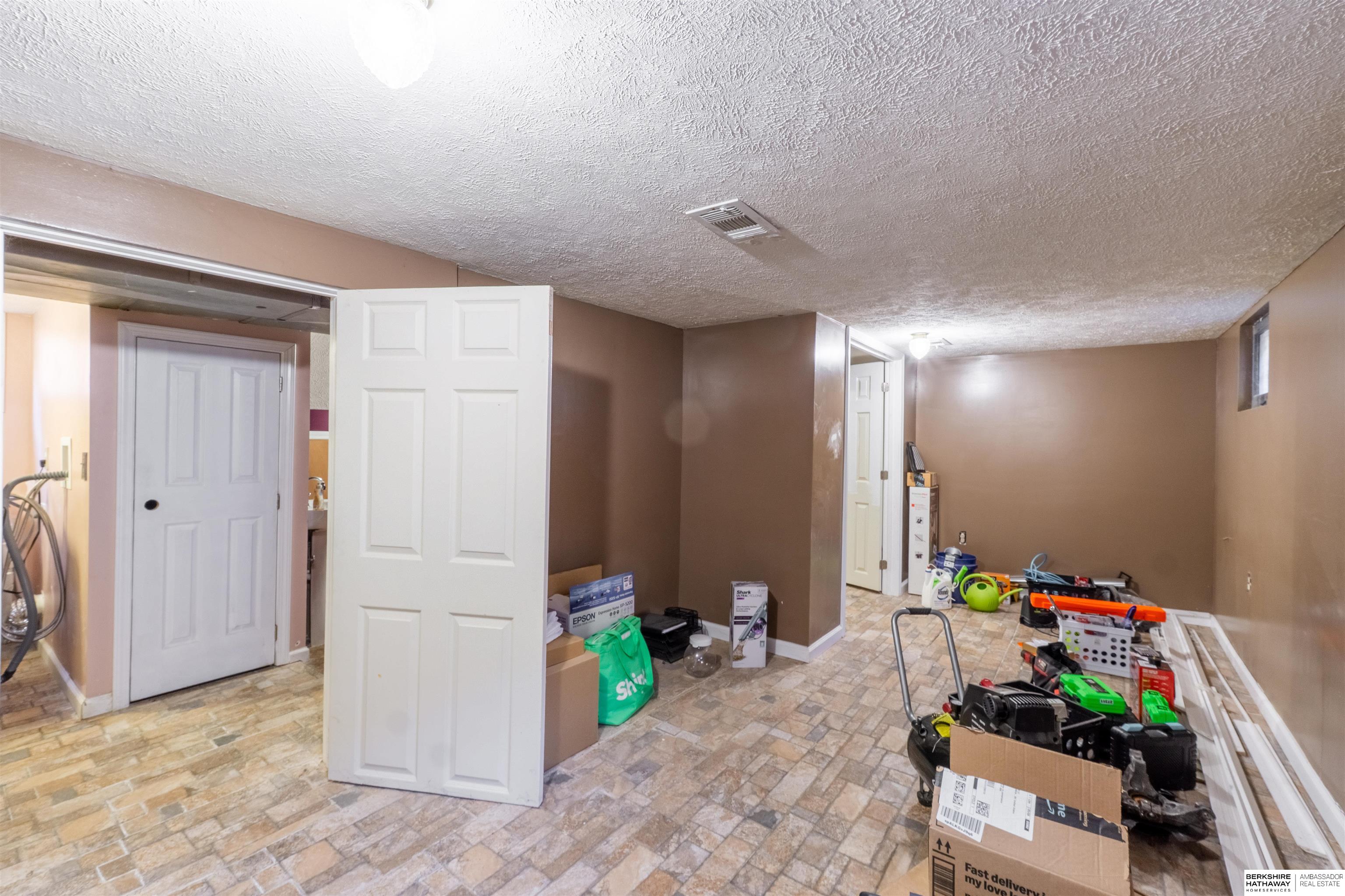 Omaha, Nebraska 68112, United States, 2 Bedrooms Bedrooms, ,2 BathroomsBathrooms,Residential,Active,238993