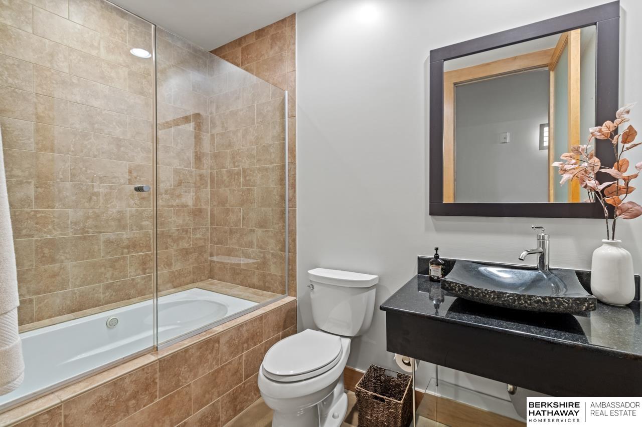 Omaha, Nebraska 68102, United States, 2 Bedrooms Bedrooms, ,2 BathroomsBathrooms,Residential,Active,187833