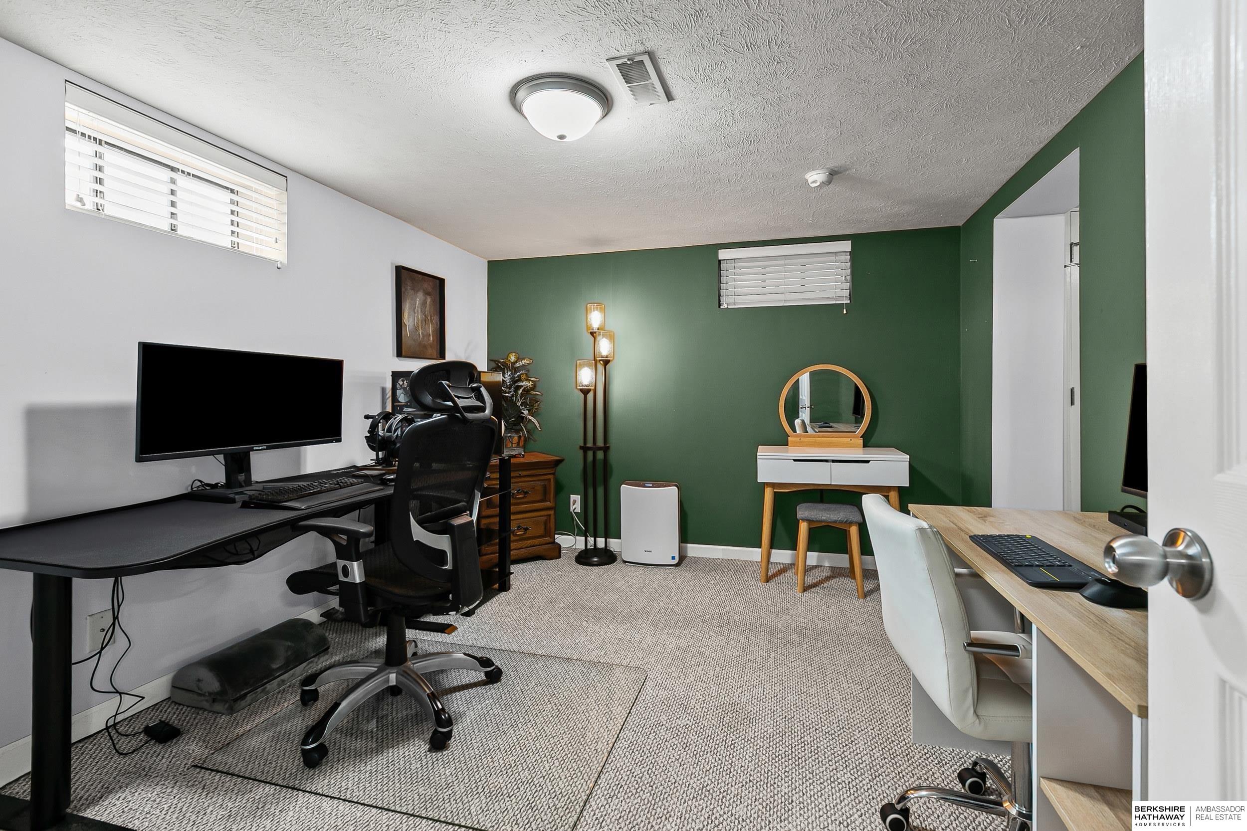 Lincoln, Nebraska 68507, United States, 2 Bedrooms Bedrooms, ,2 BathroomsBathrooms,Residential,Pending,187639