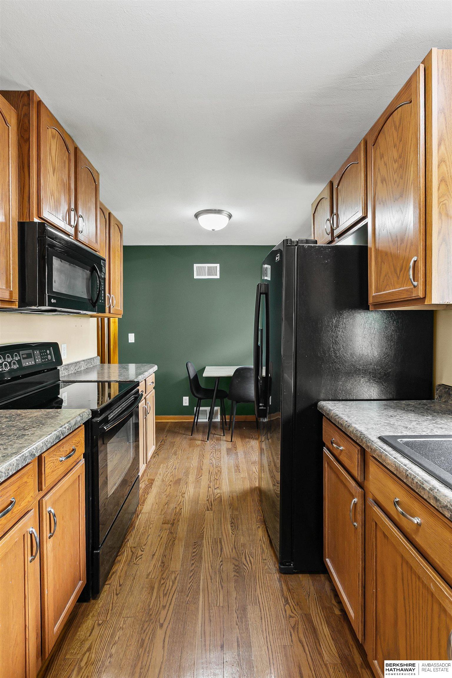 Lincoln, Nebraska 68507, United States, 2 Bedrooms Bedrooms, ,2 BathroomsBathrooms,Residential,Pending,187639