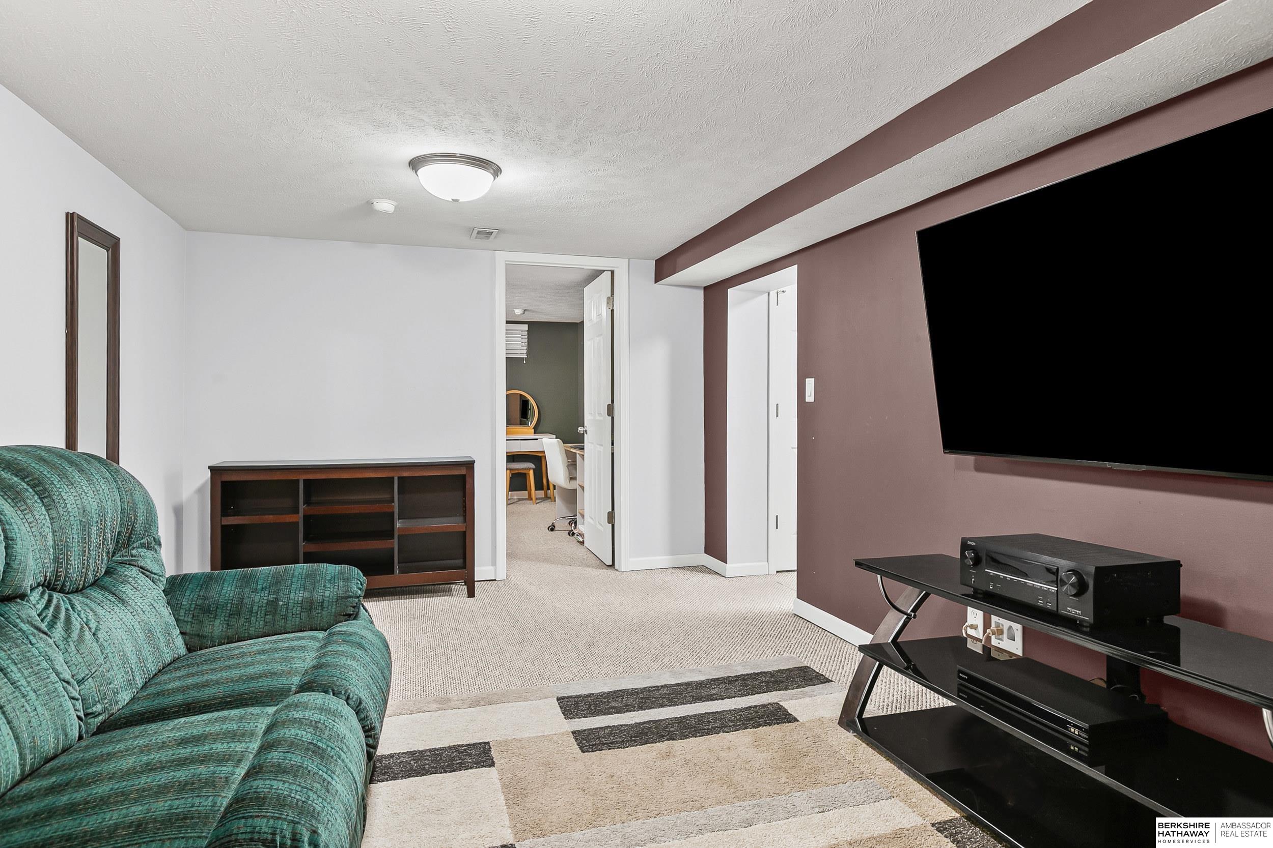 Lincoln, Nebraska 68507, United States, 2 Bedrooms Bedrooms, ,2 BathroomsBathrooms,Residential,Pending,187639