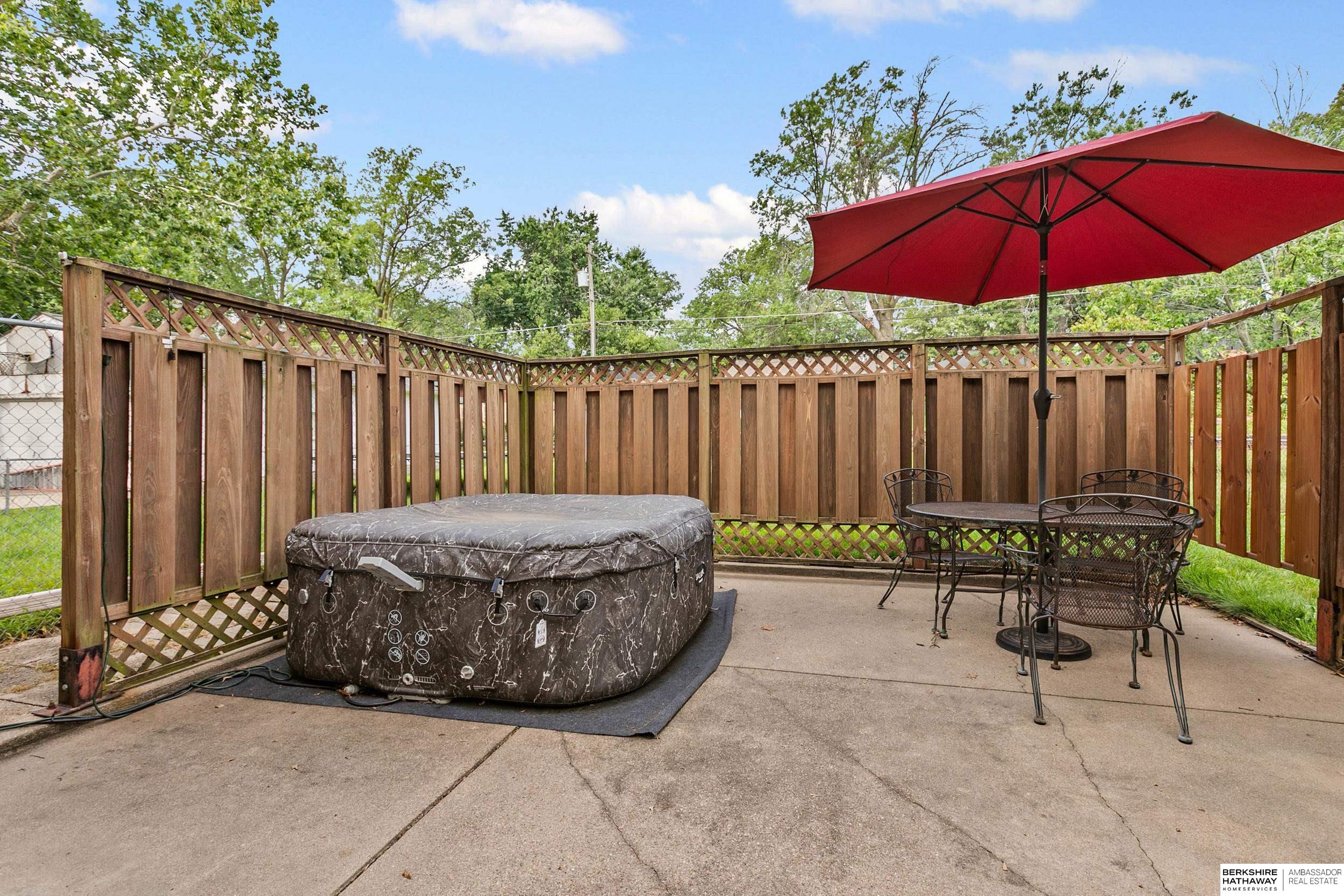 Lincoln, Nebraska 68507, United States, 2 Bedrooms Bedrooms, ,2 BathroomsBathrooms,Residential,Pending,187639