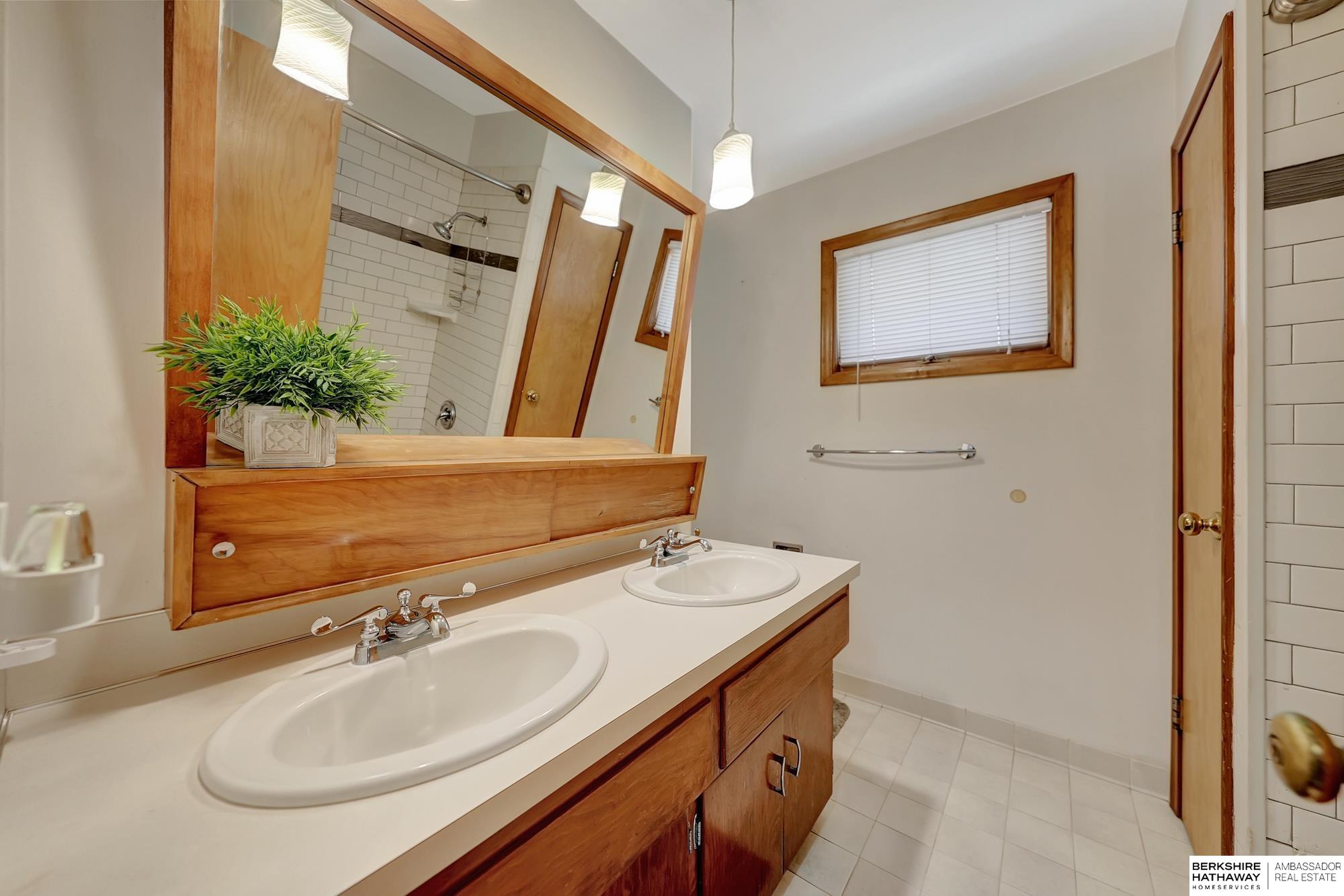 Lincoln, Nebraska 68505, United States, 4 Bedrooms Bedrooms, ,2 BathroomsBathrooms,Residential,Active,118869