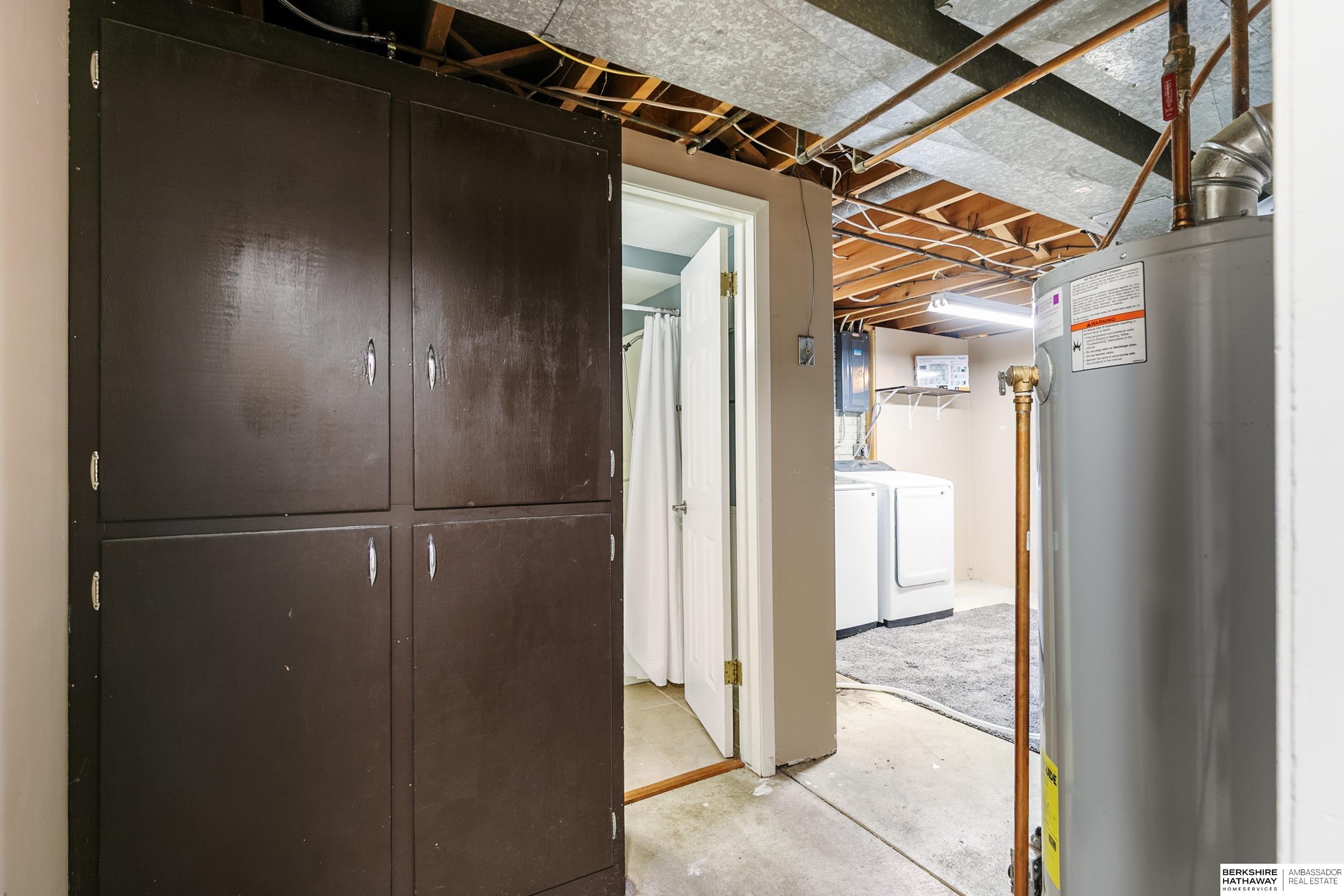 Lincoln, Nebraska 68505, United States, 4 Bedrooms Bedrooms, ,2 BathroomsBathrooms,Residential,Active,239428