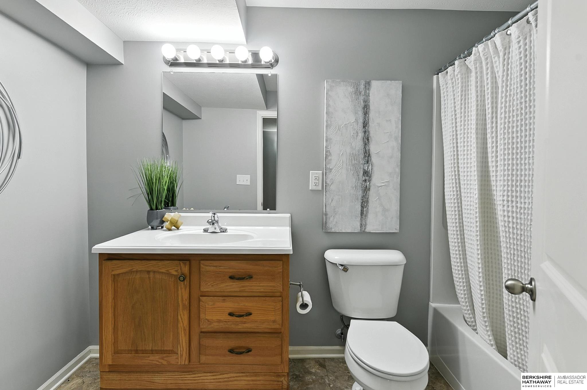 Gretna, Nebraska 68028, United States, 4 Bedrooms Bedrooms, ,3 BathroomsBathrooms,Residential,Active,173927