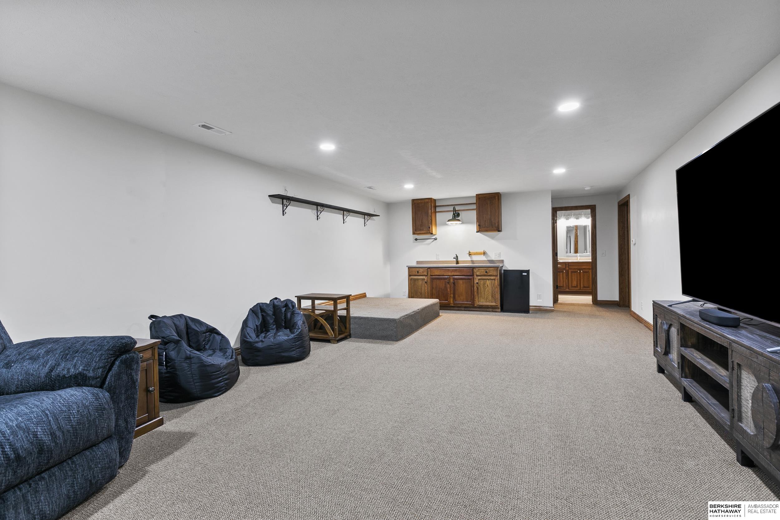 Lincoln, Nebraska 68526, United States, 4 Bedrooms Bedrooms, ,4 BathroomsBathrooms,Residential,Active,241732