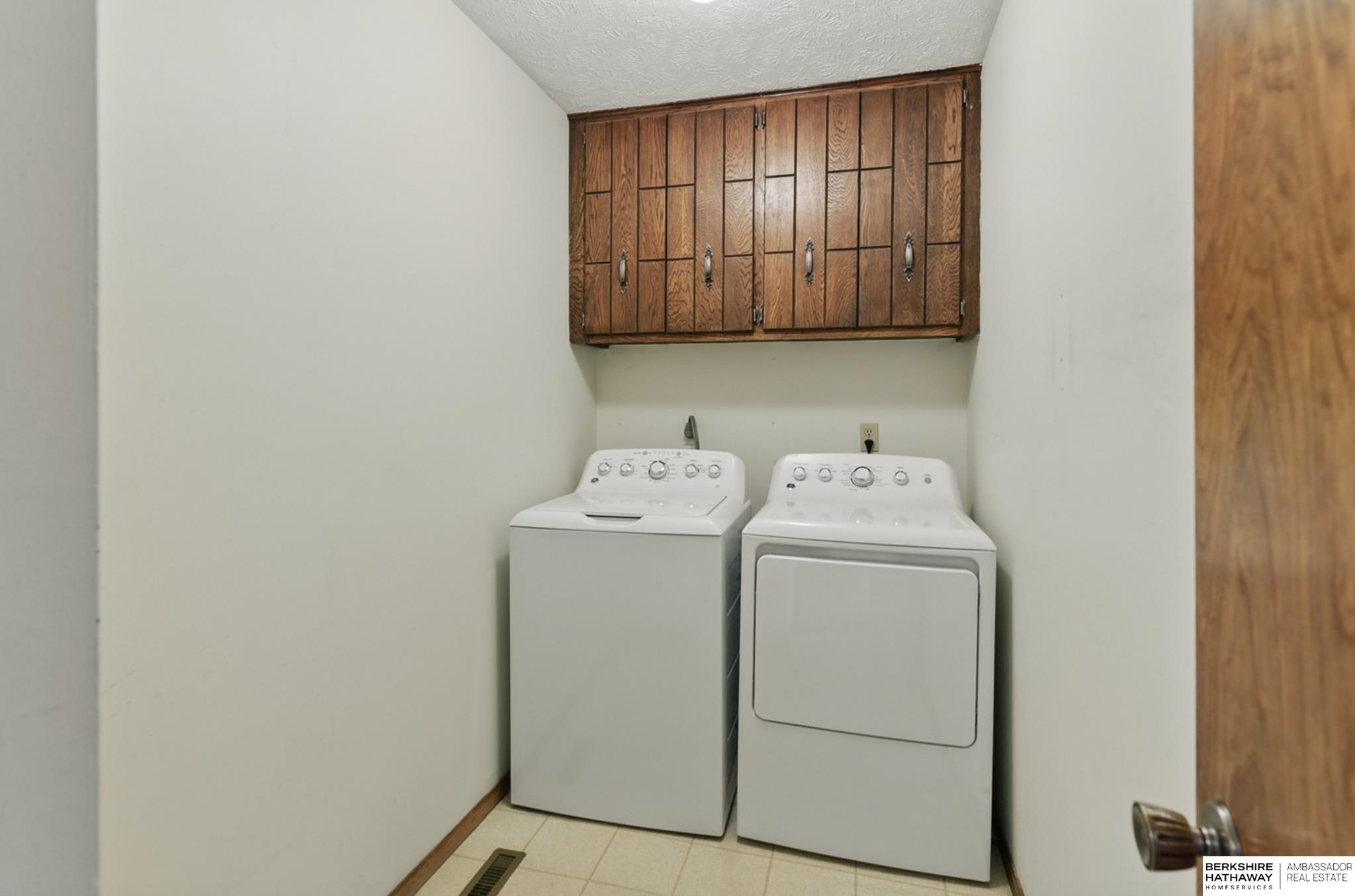 Omaha, Nebraska 68164, United States, 4 Bedrooms Bedrooms, ,3 BathroomsBathrooms,Residential,Pending,130832