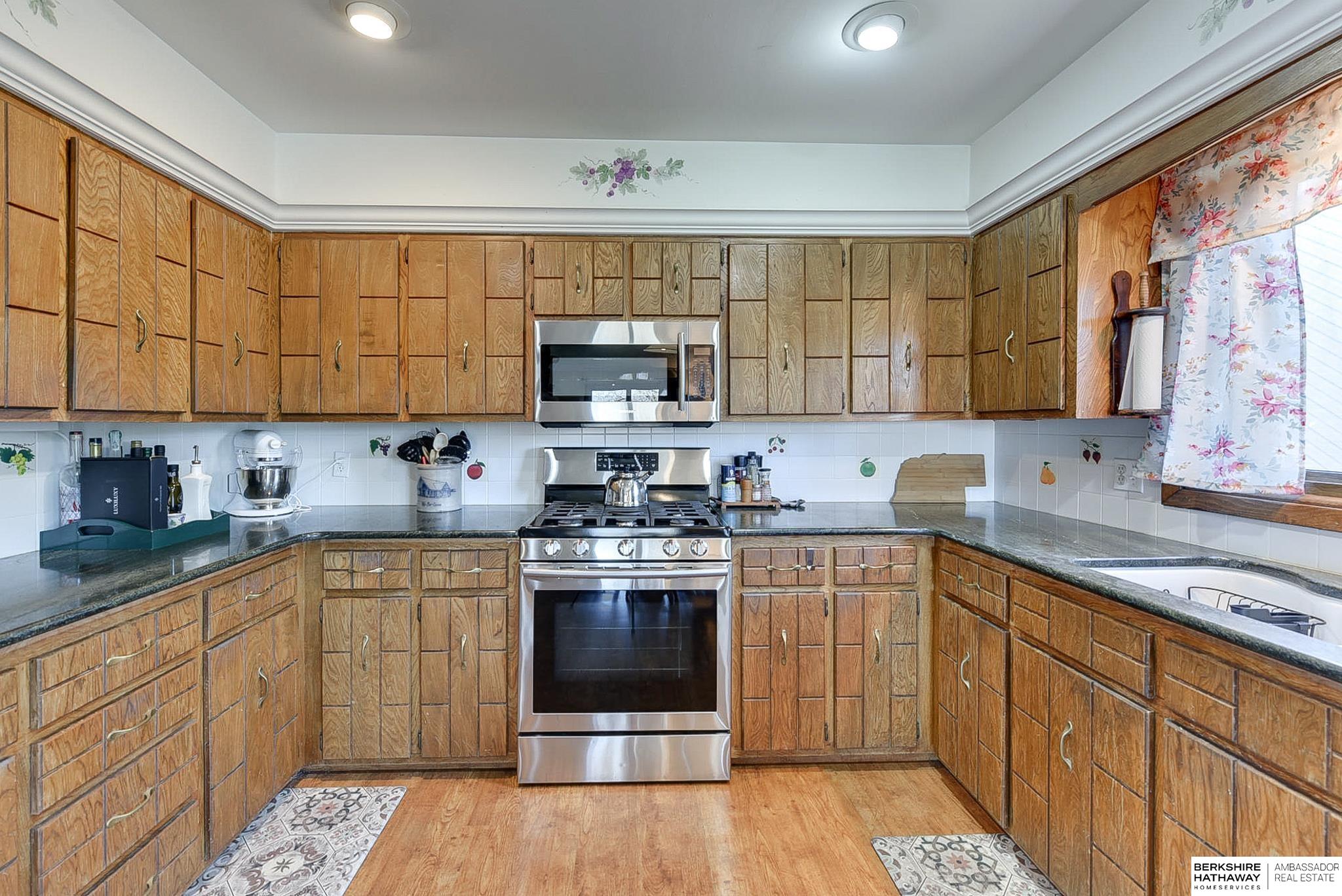 Omaha, Nebraska 68164, United States, 4 Bedrooms Bedrooms, ,3 BathroomsBathrooms,Residential,Pending,130832