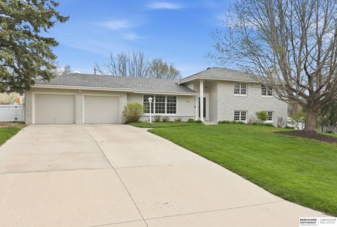 Photo of 21708 Leavenworth Street, Omaha, NE 68022 (MLS # 22613347)