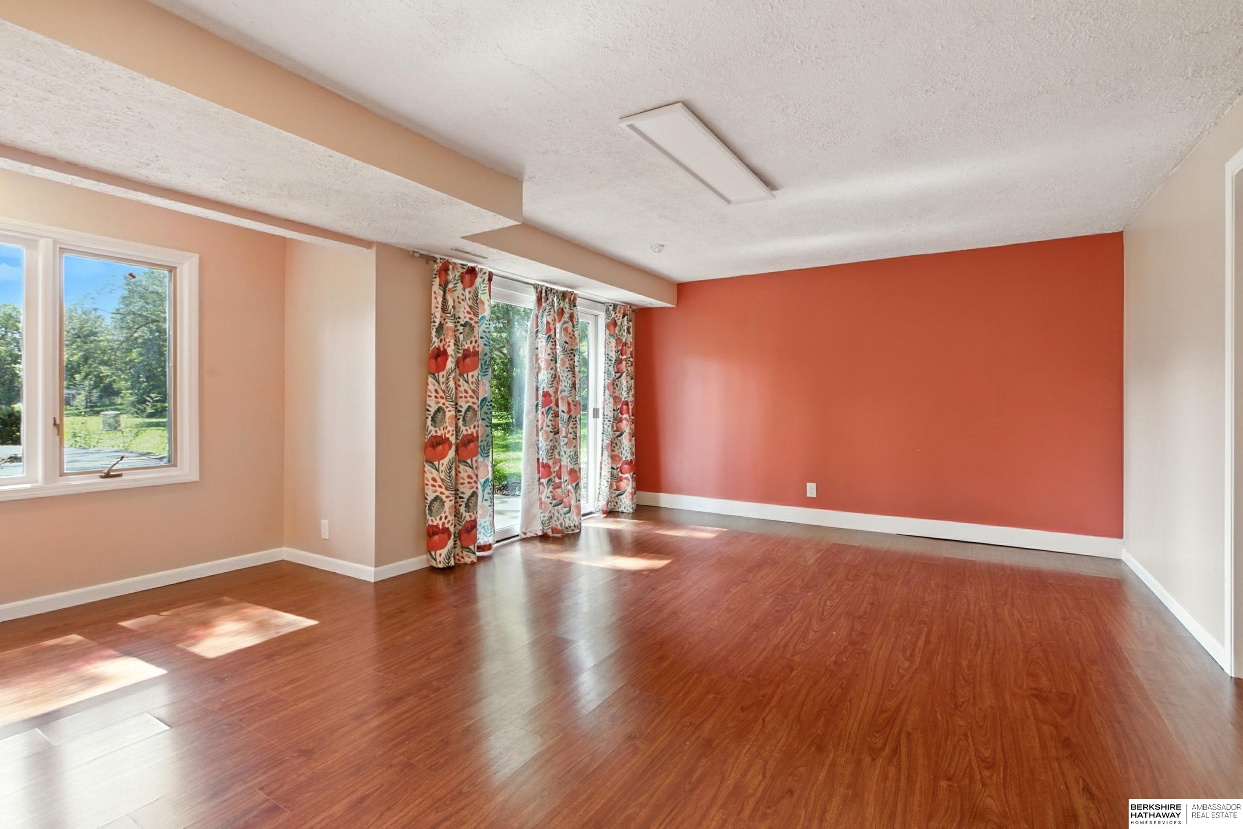 Lincoln, Nebraska 68506, United States, 4 Bedrooms Bedrooms, ,3 BathroomsBathrooms,Residential,Active,192121