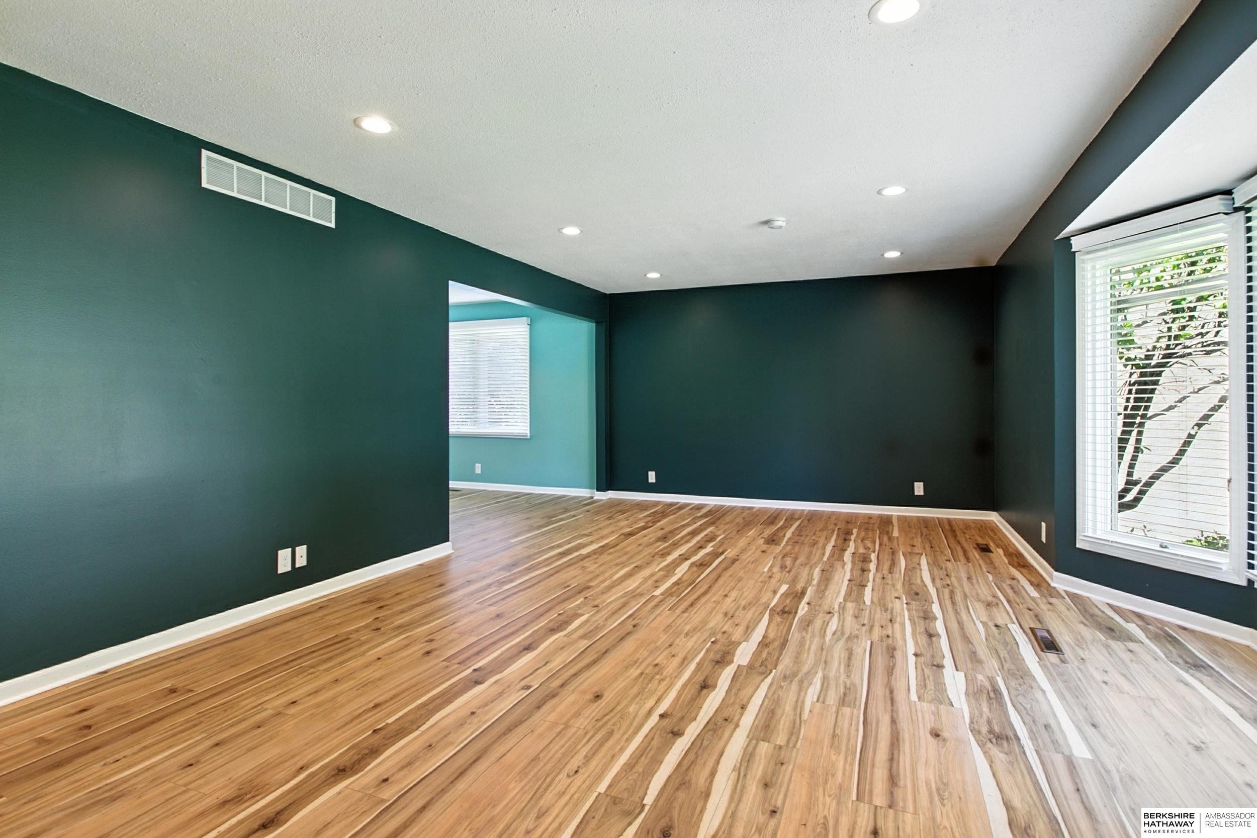 Lincoln, Nebraska 68506, United States, 4 Bedrooms Bedrooms, ,3 BathroomsBathrooms,Residential,Active,192121