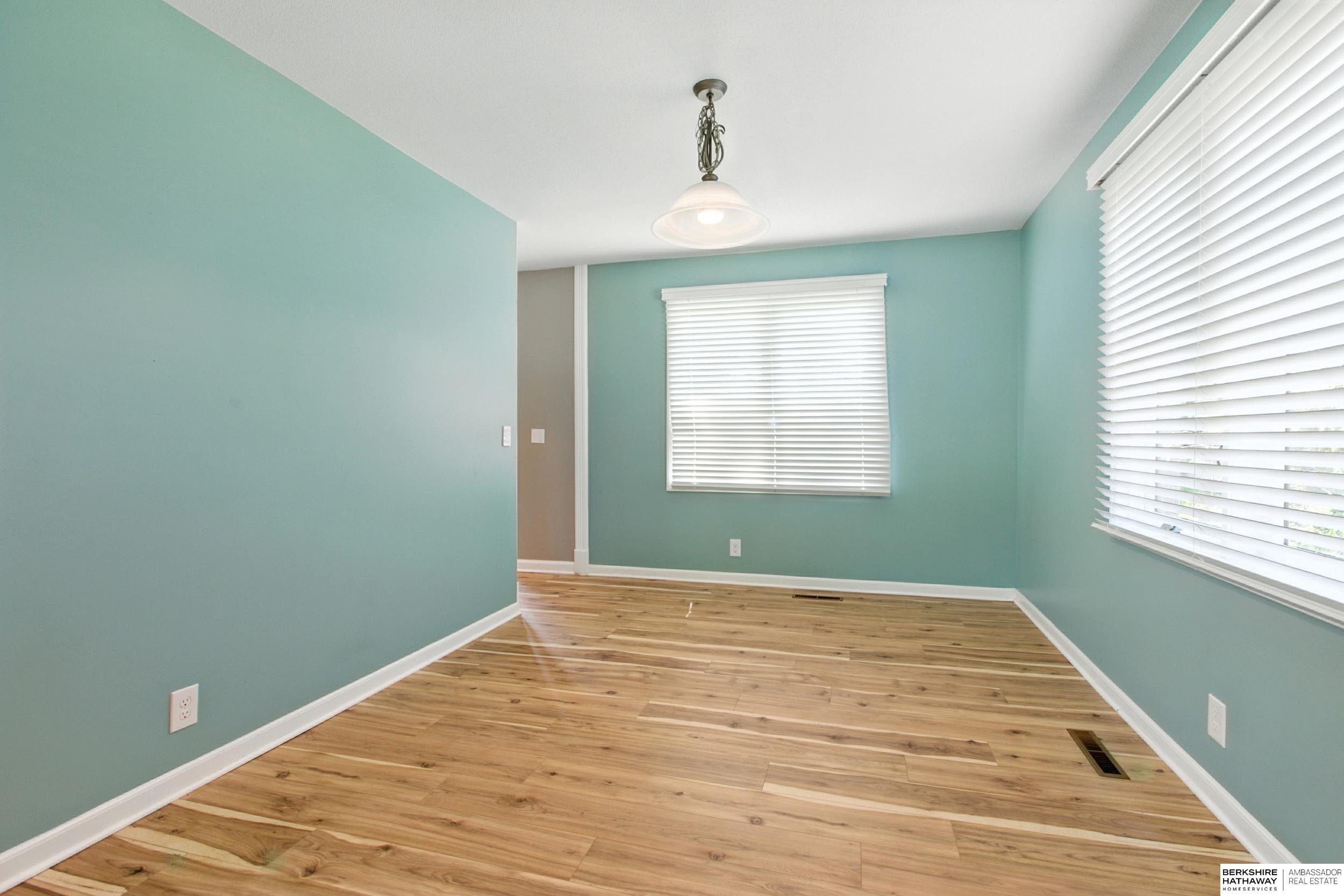 Lincoln, Nebraska 68506, United States, 4 Bedrooms Bedrooms, ,3 BathroomsBathrooms,Residential,Active,192121