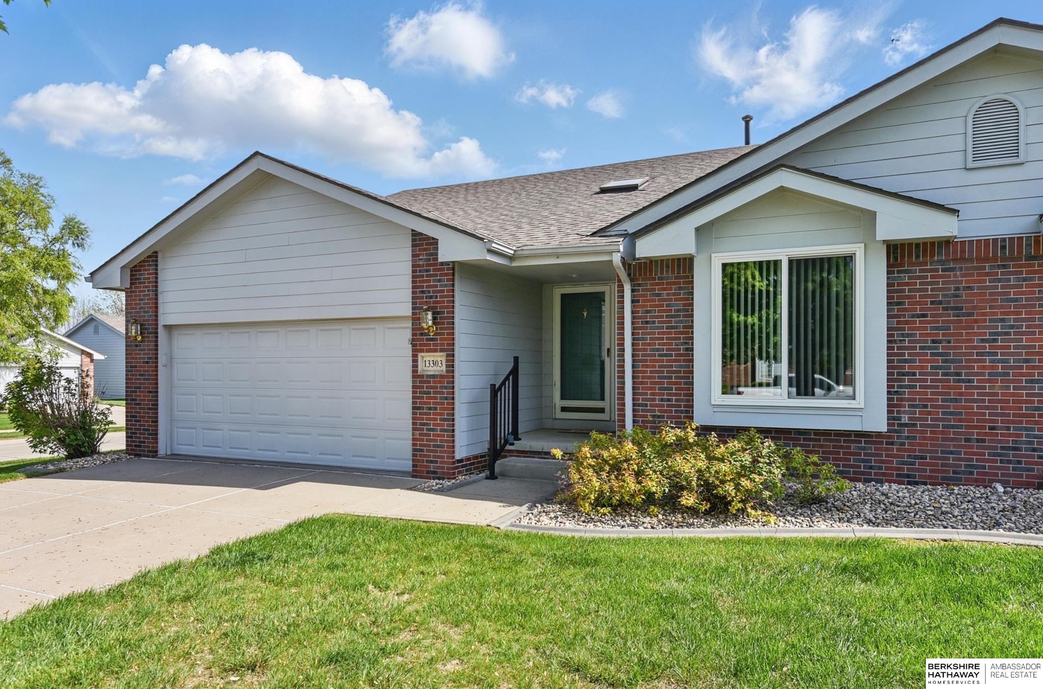 Omaha, Nebraska 68164, United States, 2 Bedrooms Bedrooms, ,3 BathroomsBathrooms,Residential,Pending,125037