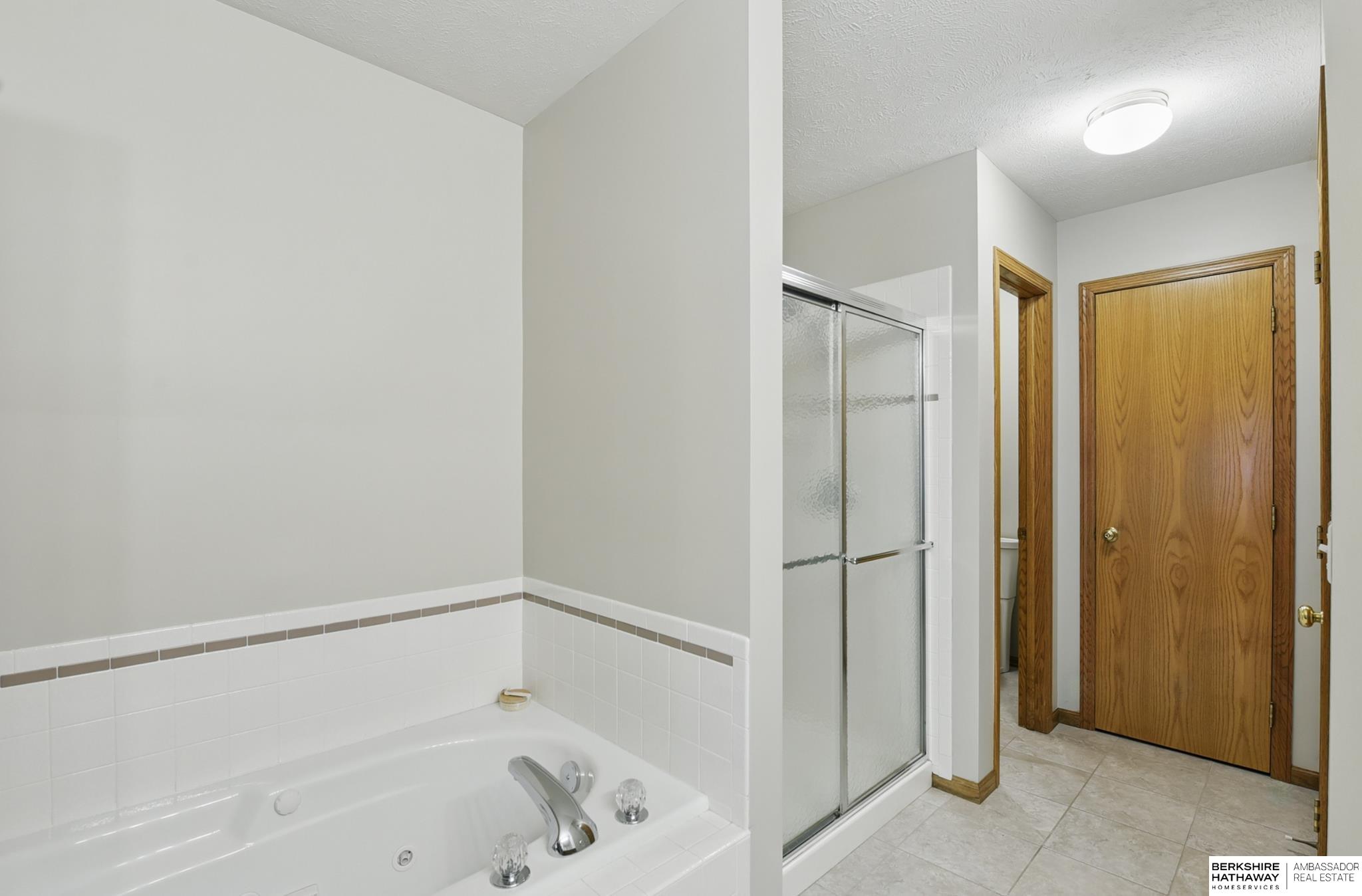 Omaha, Nebraska 68164, United States, 2 Bedrooms Bedrooms, ,3 BathroomsBathrooms,Residential,Pending,125037