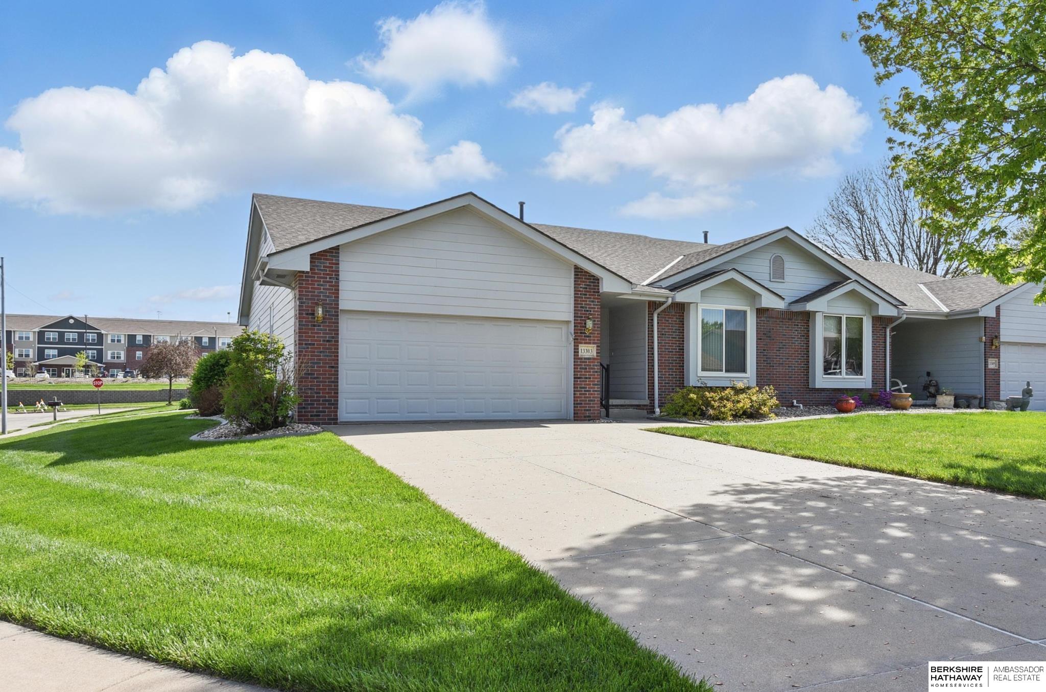 Omaha, Nebraska 68164, United States, 2 Bedrooms Bedrooms, ,3 BathroomsBathrooms,Residential,Pending,125037