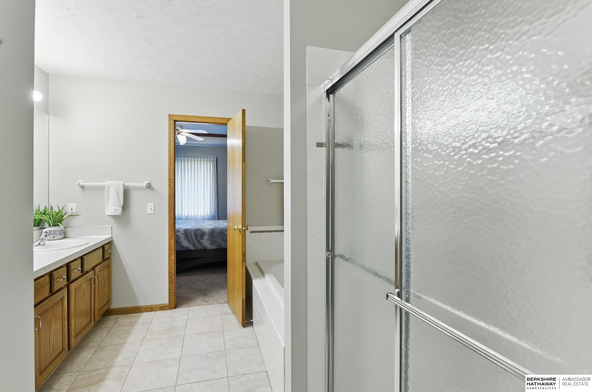 Omaha, Nebraska 68164, United States, 2 Bedrooms Bedrooms, ,3 BathroomsBathrooms,Residential,Pending,125037