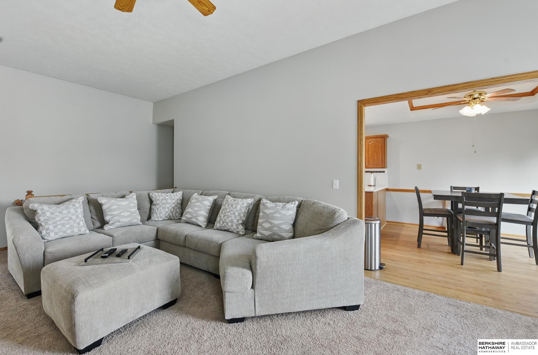 Omaha, Nebraska 68164, United States, 2 Bedrooms Bedrooms, ,3 BathroomsBathrooms,Residential,Pending,125037