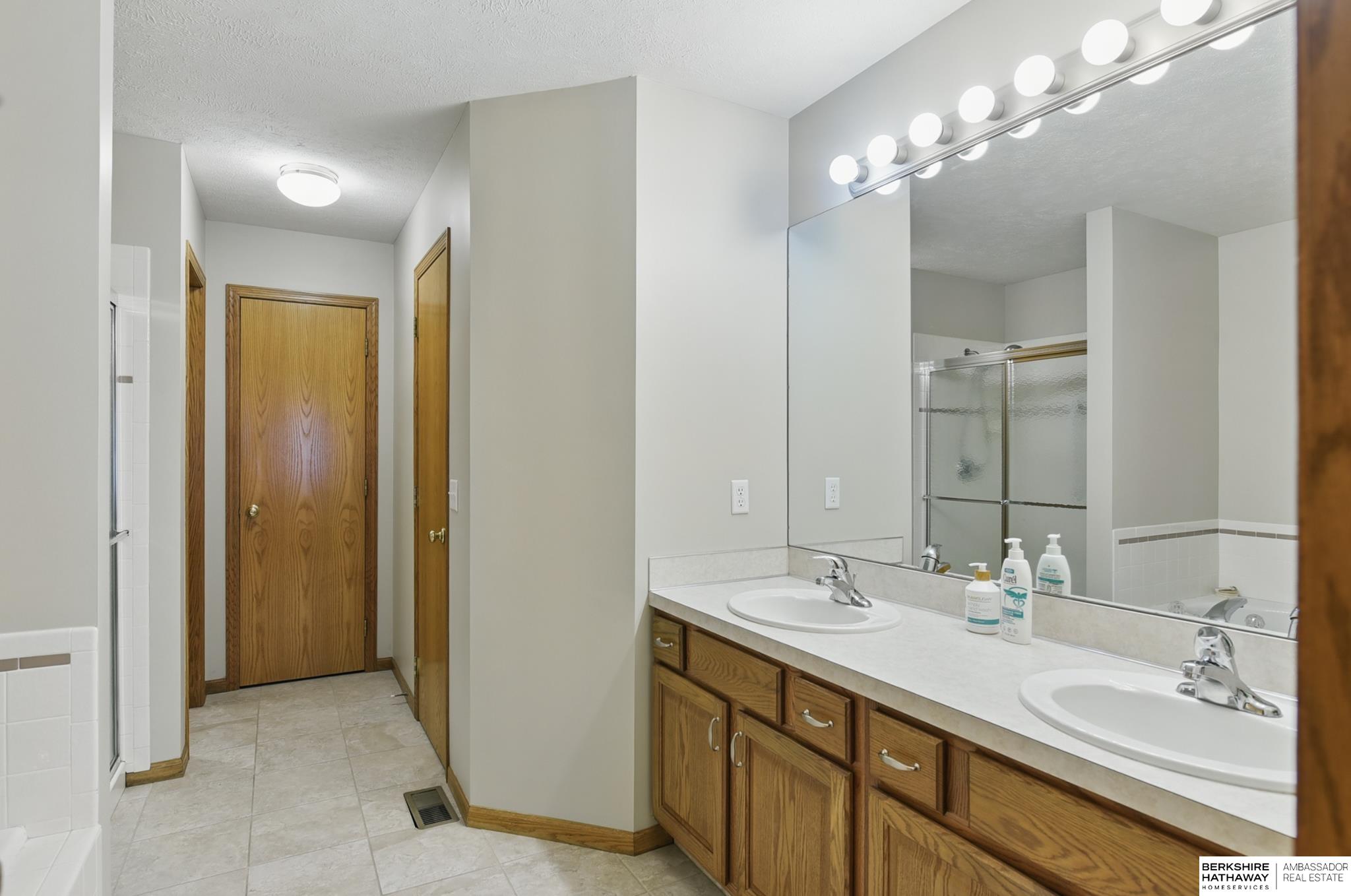 Omaha, Nebraska 68164, United States, 2 Bedrooms Bedrooms, ,3 BathroomsBathrooms,Residential,Pending,125037