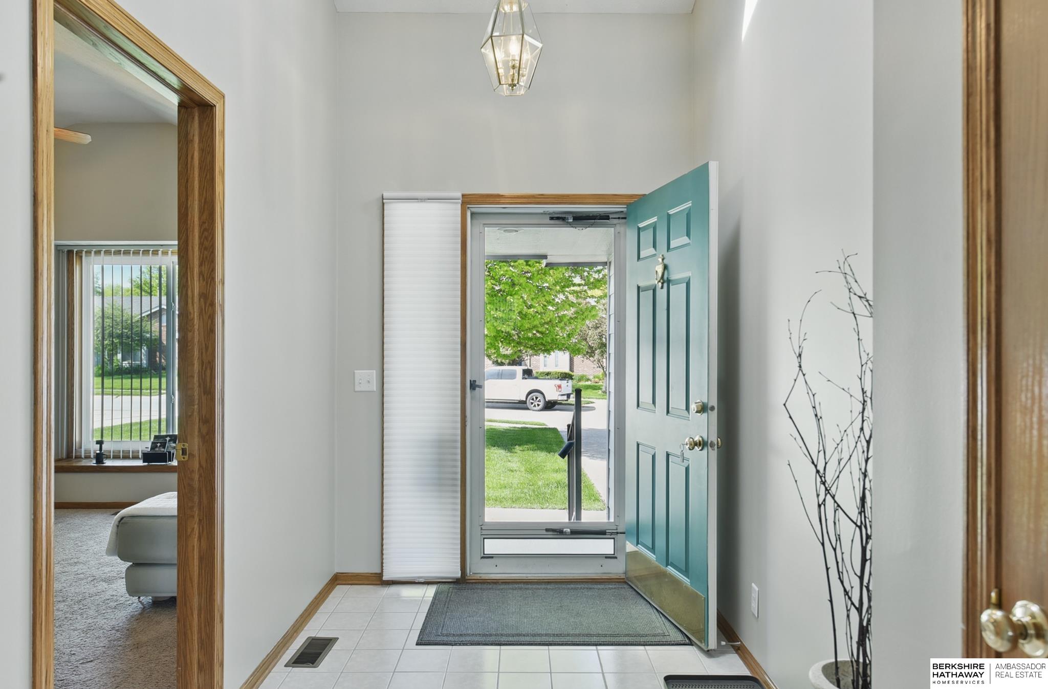 Omaha, Nebraska 68164, United States, 2 Bedrooms Bedrooms, ,3 BathroomsBathrooms,Residential,Pending,125037