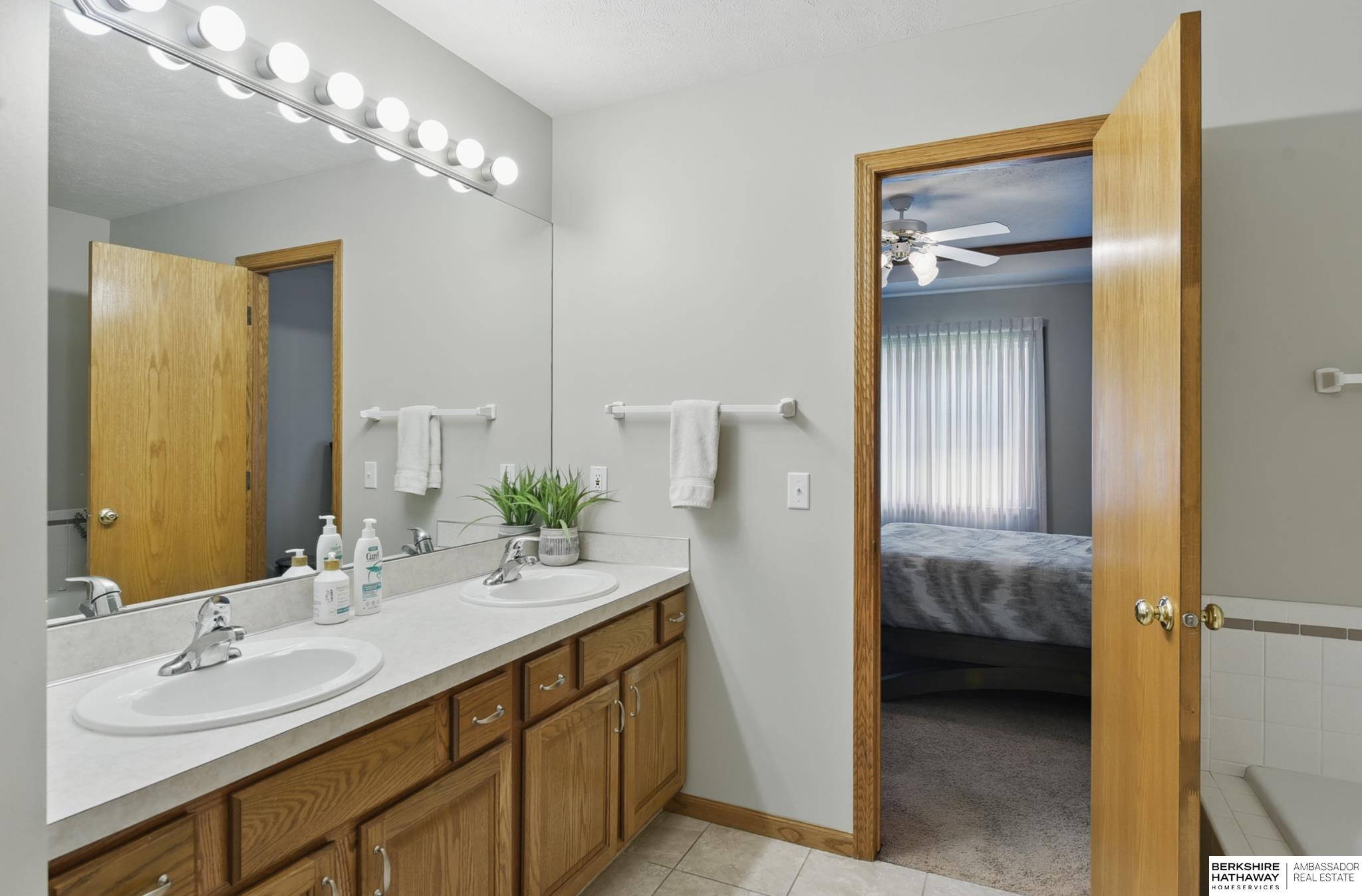 Omaha, Nebraska 68164, United States, 2 Bedrooms Bedrooms, ,3 BathroomsBathrooms,Residential,Pending,125037