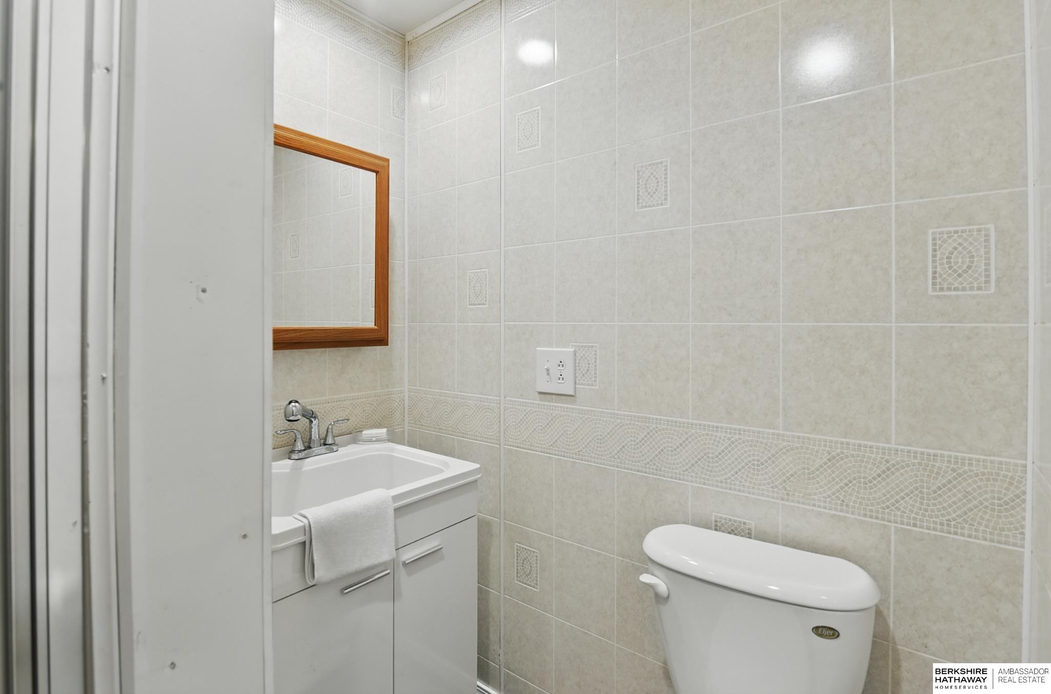 Omaha, Nebraska 68164, United States, 2 Bedrooms Bedrooms, ,3 BathroomsBathrooms,Residential,Pending,125037