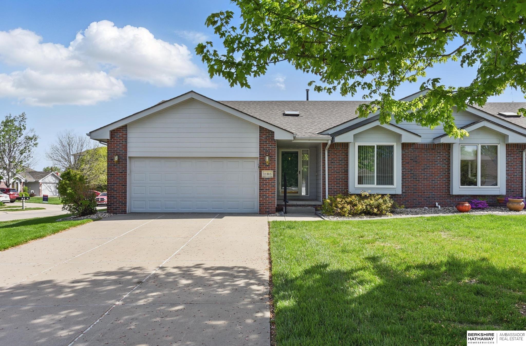 Omaha, Nebraska 68164, United States, 2 Bedrooms Bedrooms, ,3 BathroomsBathrooms,Residential,Pending,125037