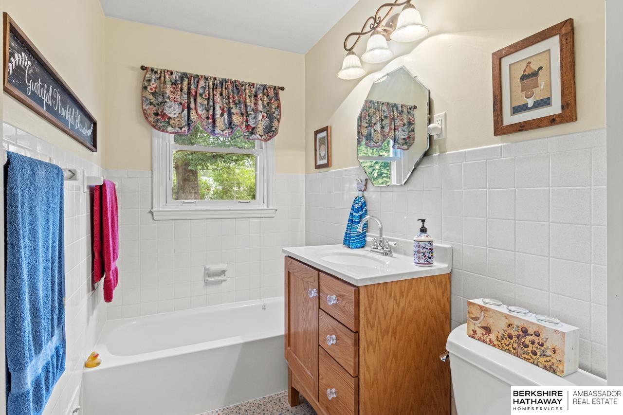 Omaha, Nebraska 68124, United States, 3 Bedrooms Bedrooms, ,2 BathroomsBathrooms,Residential,Active,178379