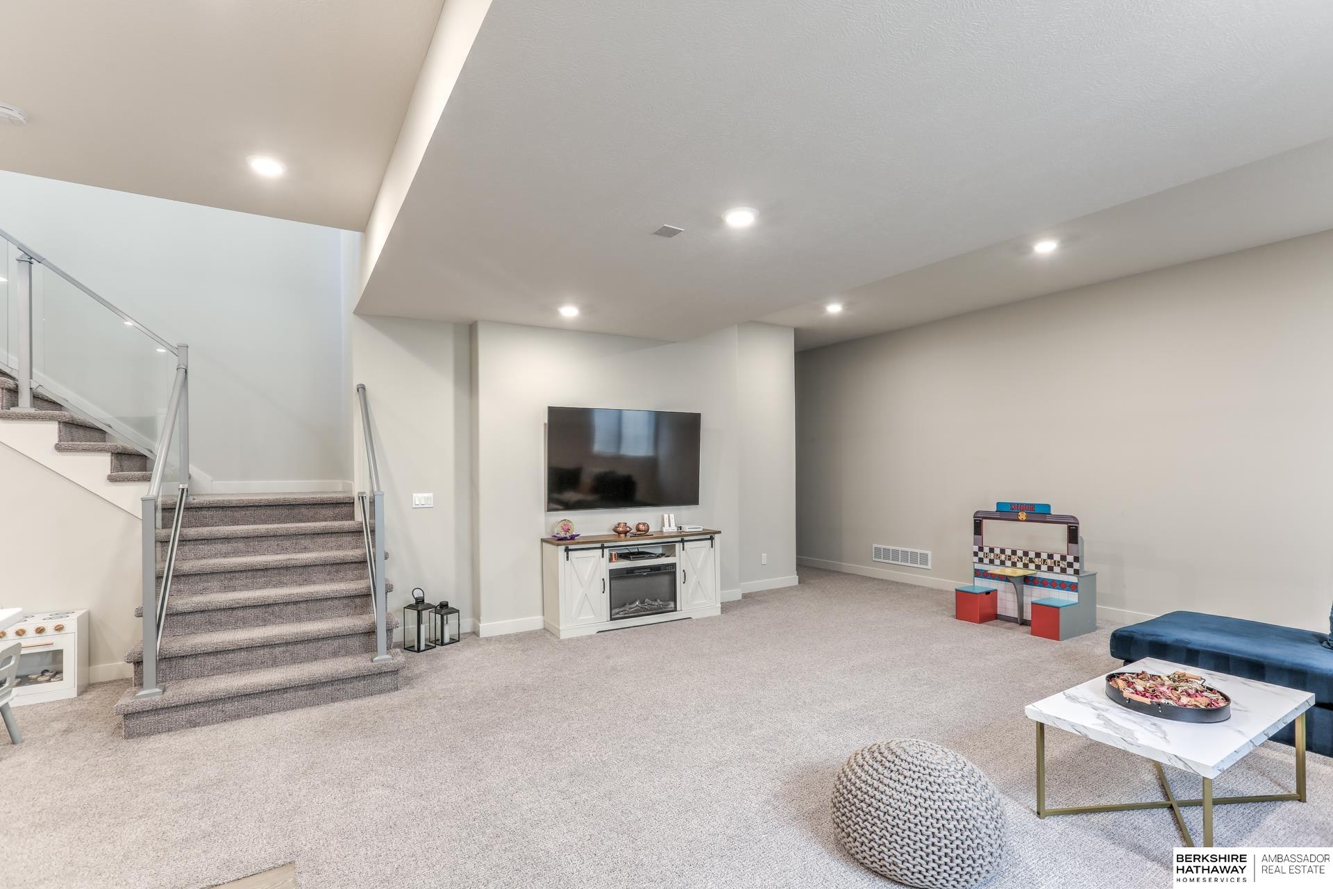 Omaha, Nebraska 68022, United States, 4 Bedrooms Bedrooms, ,3 BathroomsBathrooms,Residential,Active,240665