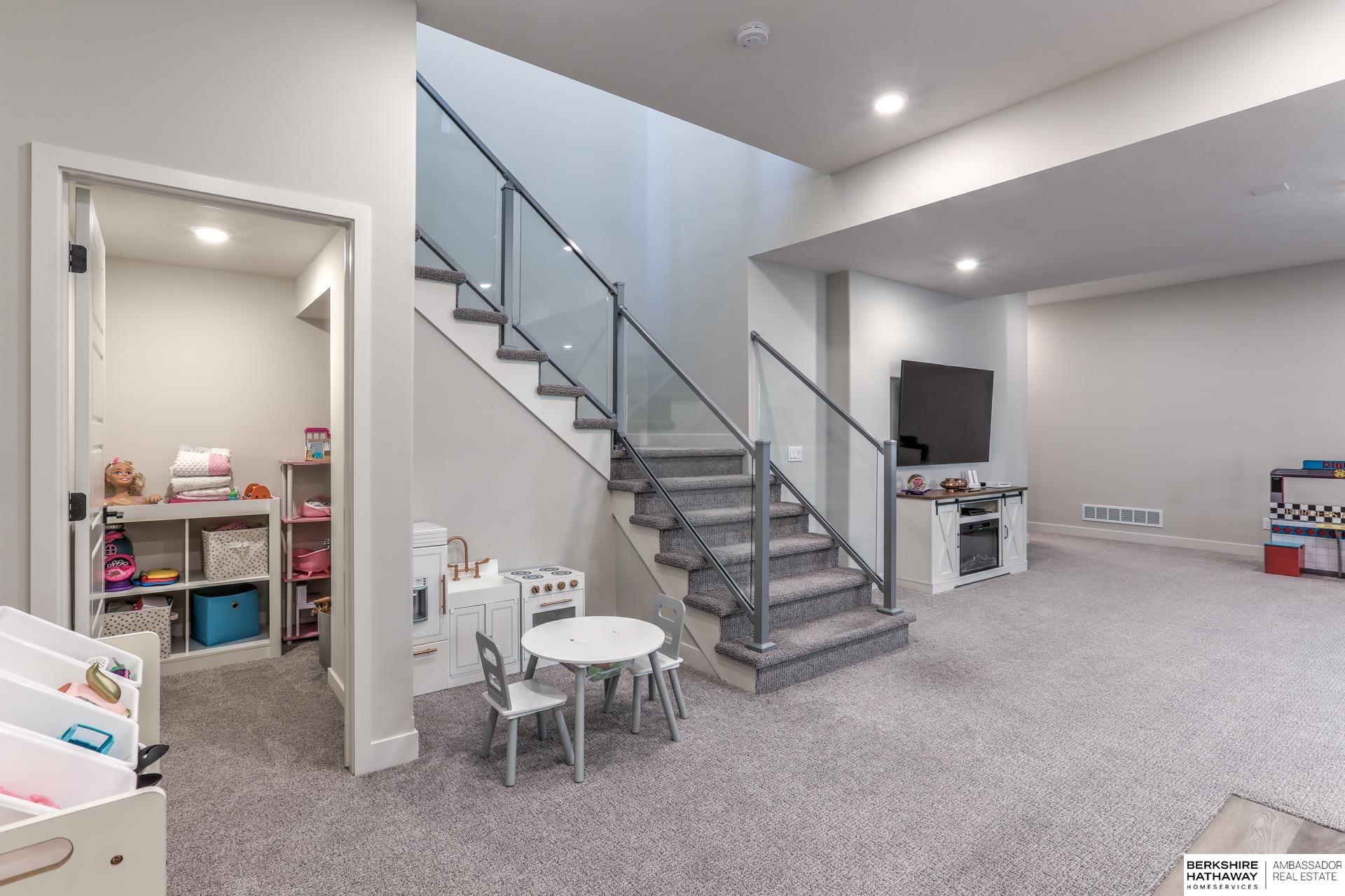 Omaha, Nebraska 68022, United States, 4 Bedrooms Bedrooms, ,3 BathroomsBathrooms,Residential,Active,240665