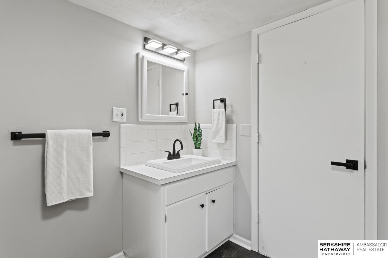 Omaha, Nebraska 68124, United States, 4 Bedrooms Bedrooms, ,3 BathroomsBathrooms,Residential,Active,156014