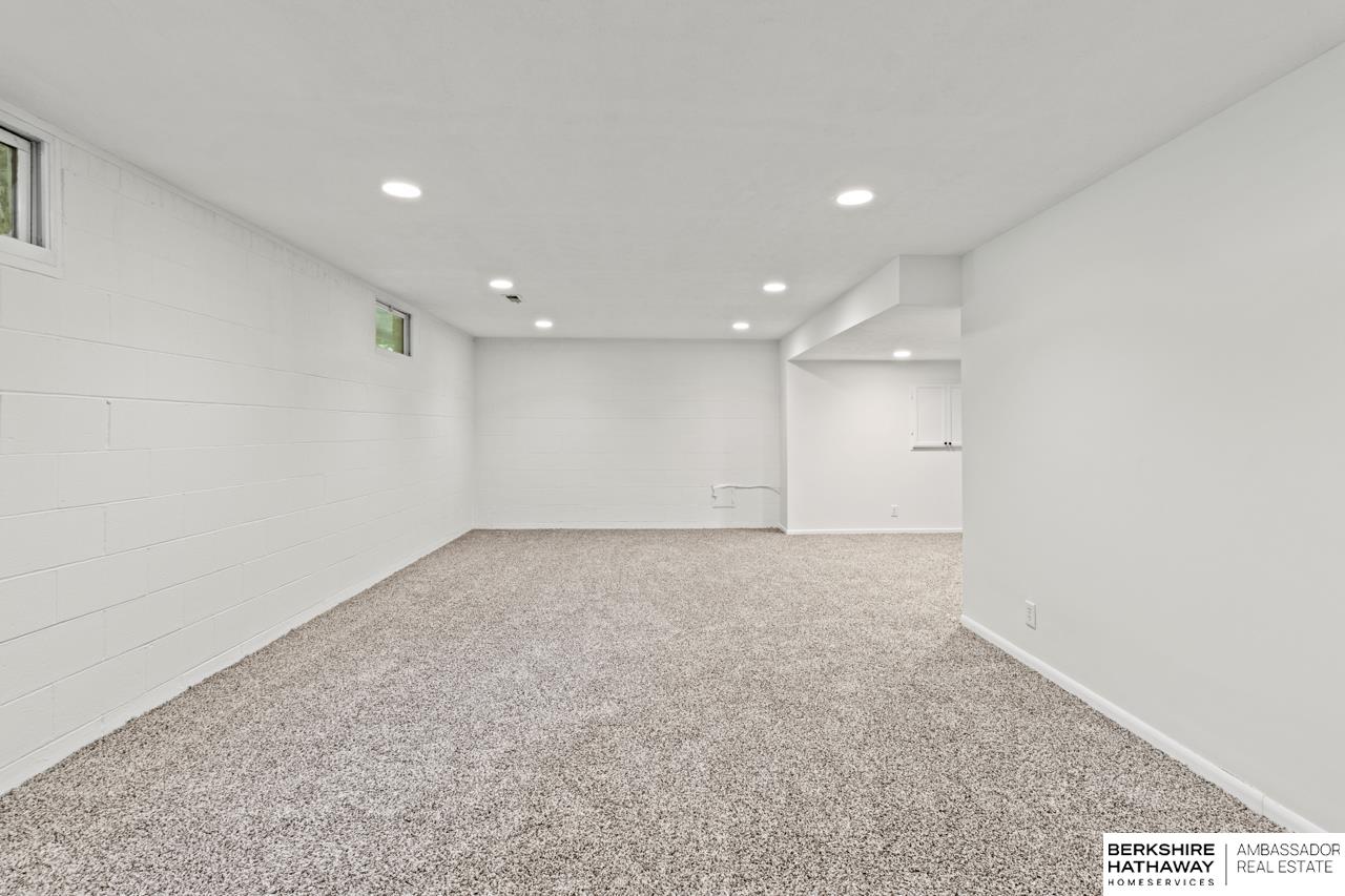 Omaha, Nebraska 68124, United States, 4 Bedrooms Bedrooms, ,3 BathroomsBathrooms,Residential,Active,156014