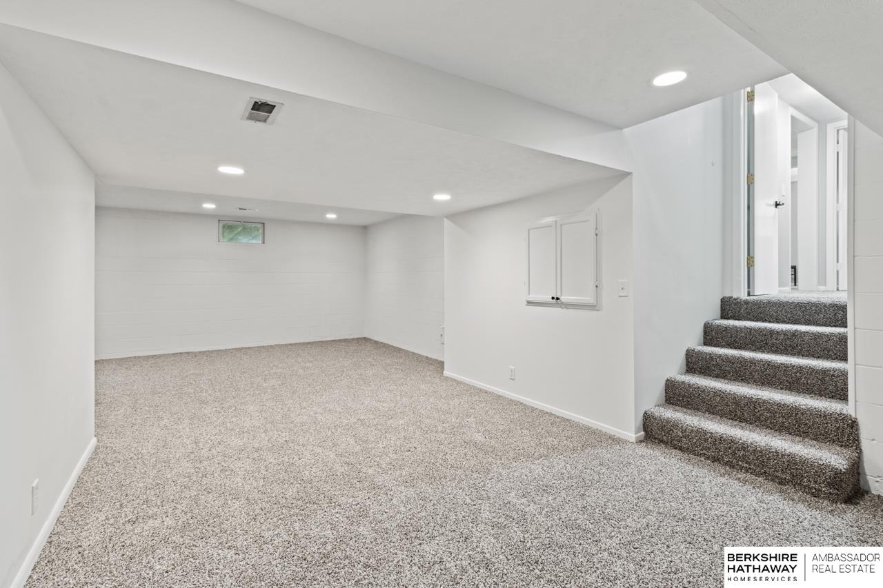 Omaha, Nebraska 68124, United States, 4 Bedrooms Bedrooms, ,3 BathroomsBathrooms,Residential,Active,156014