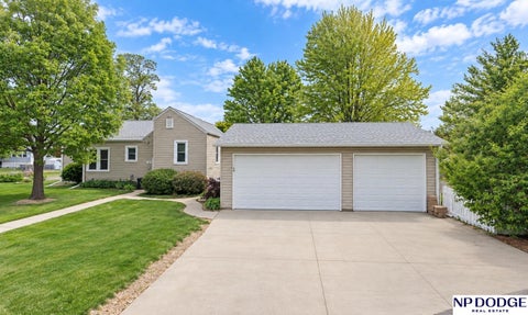 Photo of 198 Carter Lake Club Clb, Carter Lake, IA 51510 (MLS # 22627179)