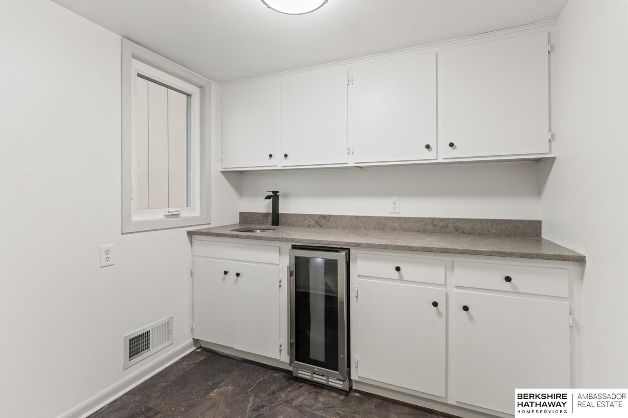 Omaha, Nebraska 68124, United States, 4 Bedrooms Bedrooms, ,2 BathroomsBathrooms,Residential,Active,249404